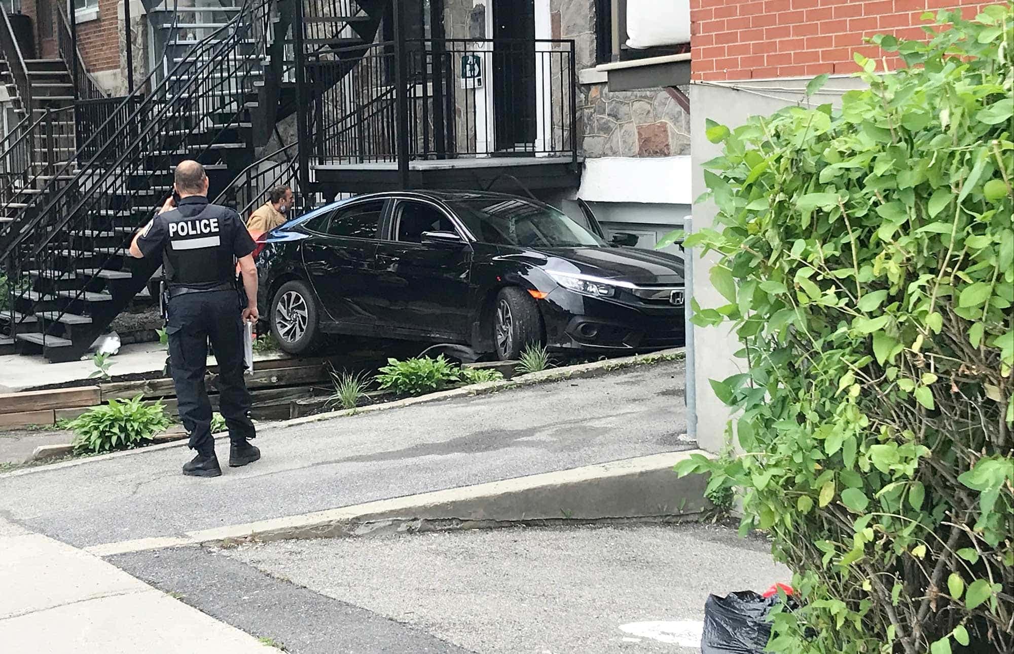 Des policiers et des pompiers de Montréal sont venus l’aider.