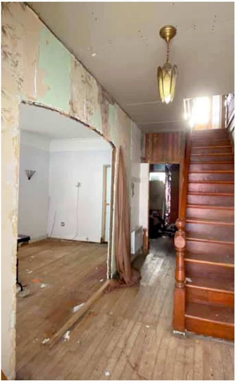 Une arche en anse, aujourd’hui en mauvais état, a été aménagée dans la cloison entre le salon et le passage central.