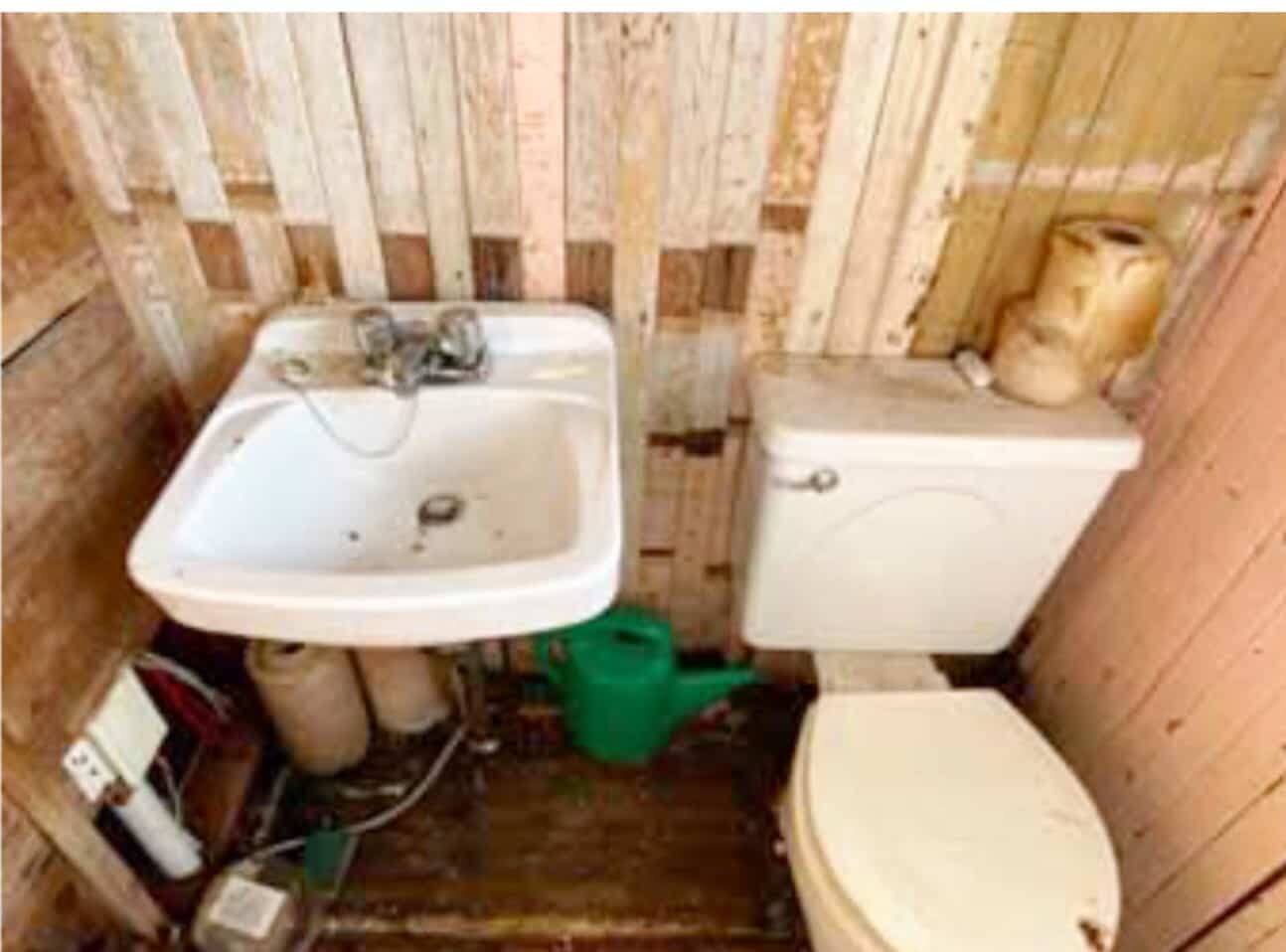 Les équipements de salle de bain sont désuets.