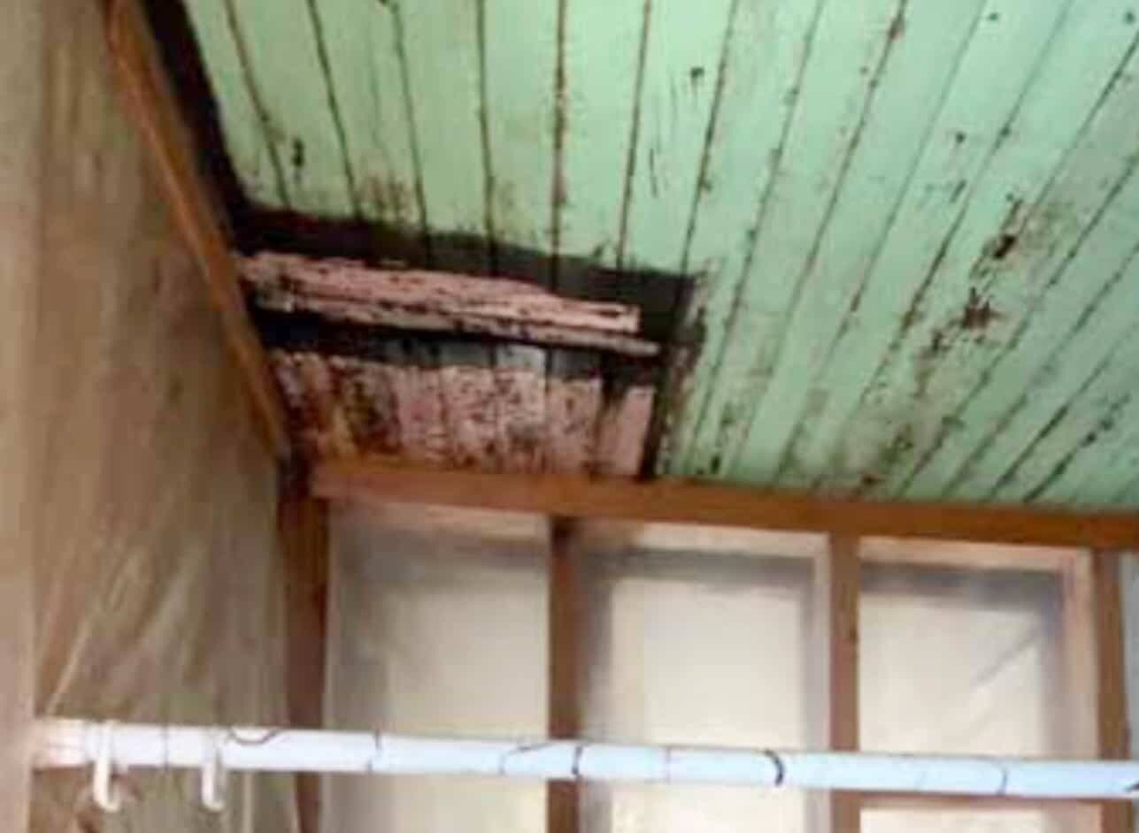 Les lattes du plafond de la salle de bain à l’étage sont pourries.