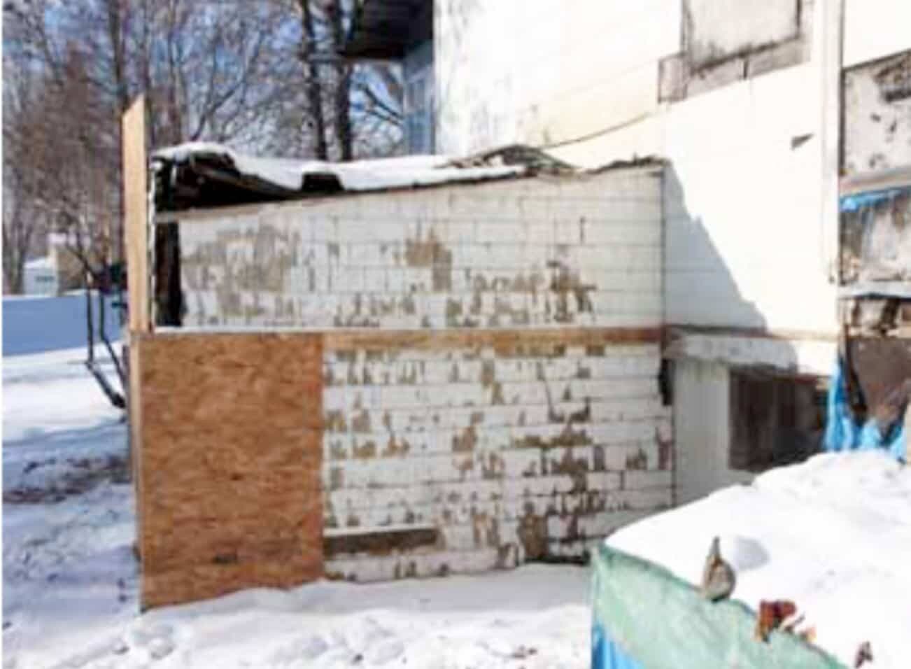 Le toit à simple pente et le bardeau donnant sur la façade arrière sont en bien mauvais état.