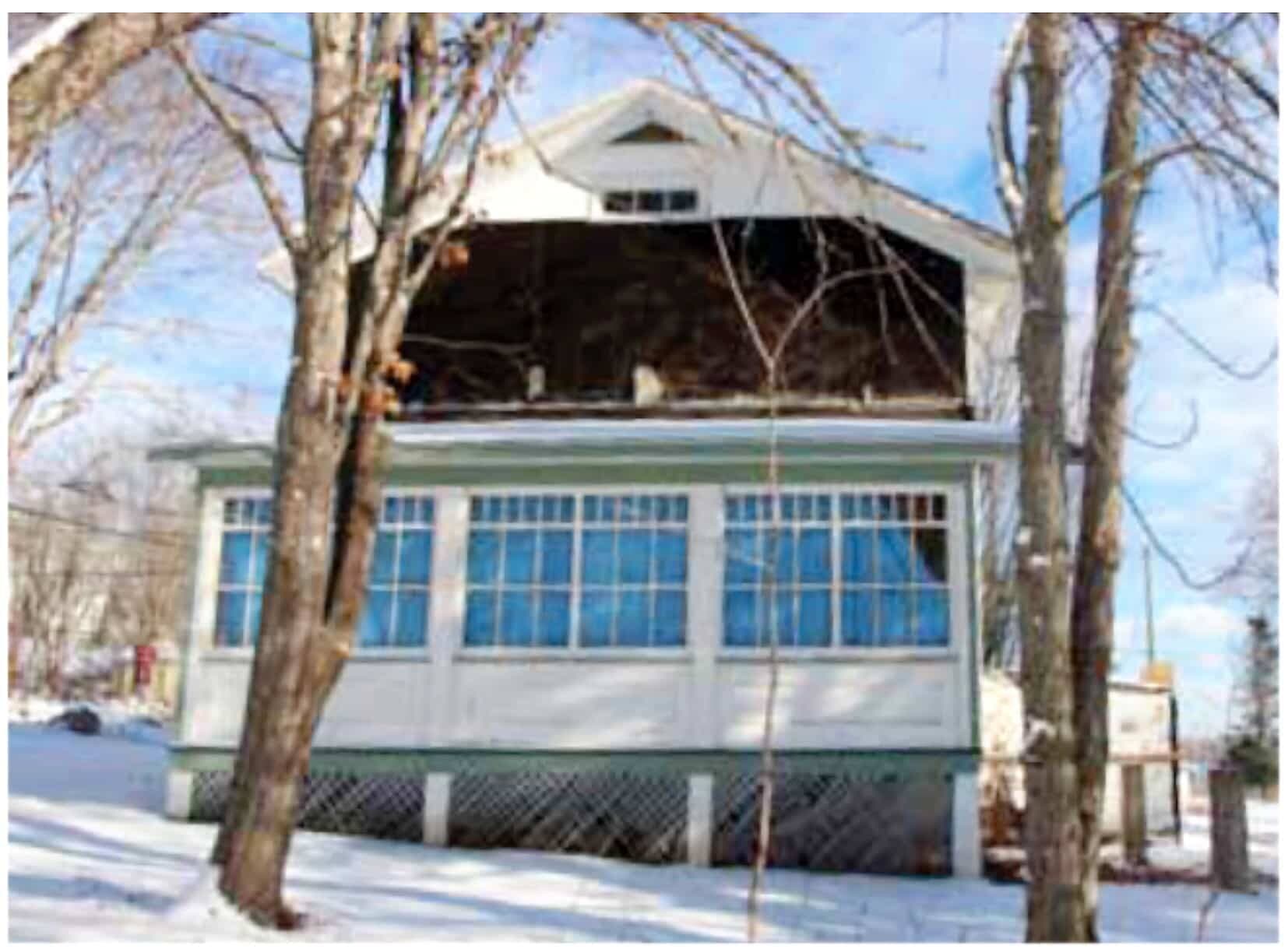 L’une des façades de la maison d’enfance de René Lévesque où l’on voit une véranda.