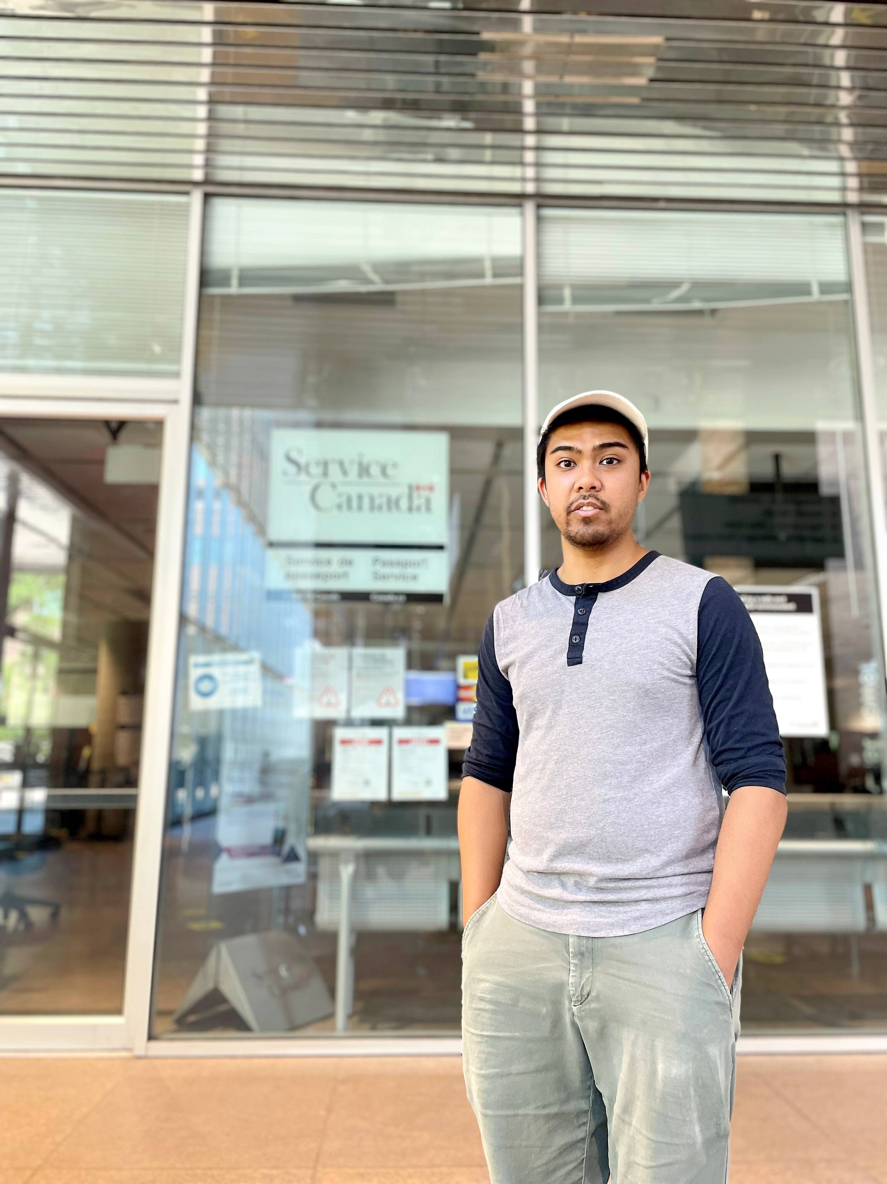 Bryan Buraga au complexe Guy-Favreau, à Montréal, où il a l’habitude d’être payé pour attendre en file devant le bureau des passeports de Service Canada.