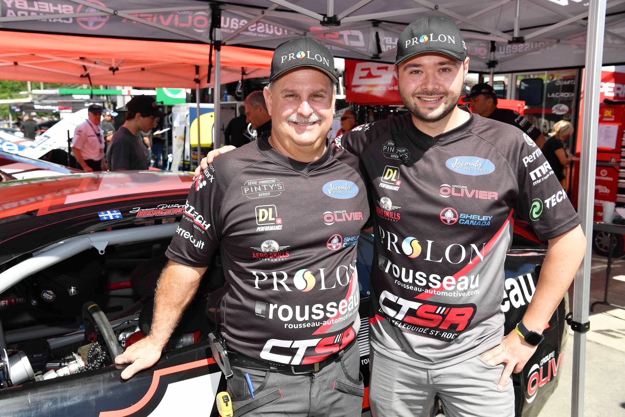 Le jeune pilote québécois Jean-Philippe Bergeron (à droite) peut compter sur les judicieux conseils du vétéran Mario Gosselin en Série NASCAR Pinty’s.