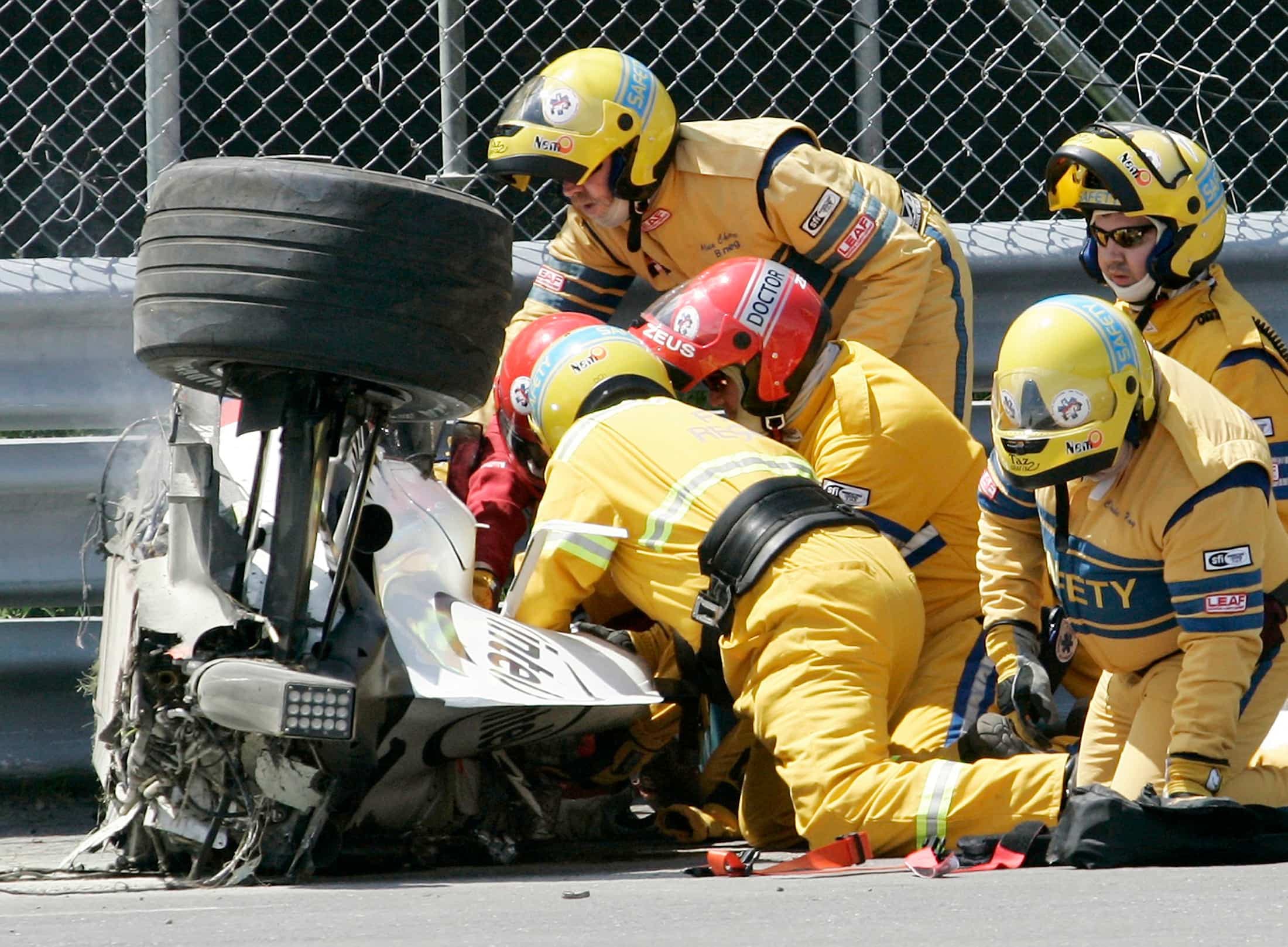 L'équipe médicale au travail lors de l'accident de Robert Kubica au Grand Prix du Canada à Montréal.