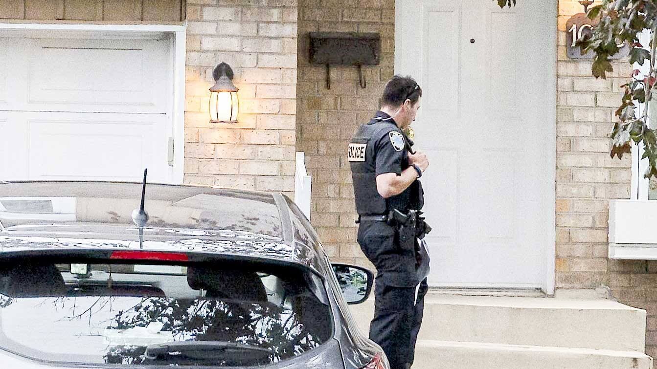 Un policier patientait dimanche devant la résidence d’un enfant retrouvé inanimé dans la piscine de sa maison du boulevard Iberville, à Repentigny.