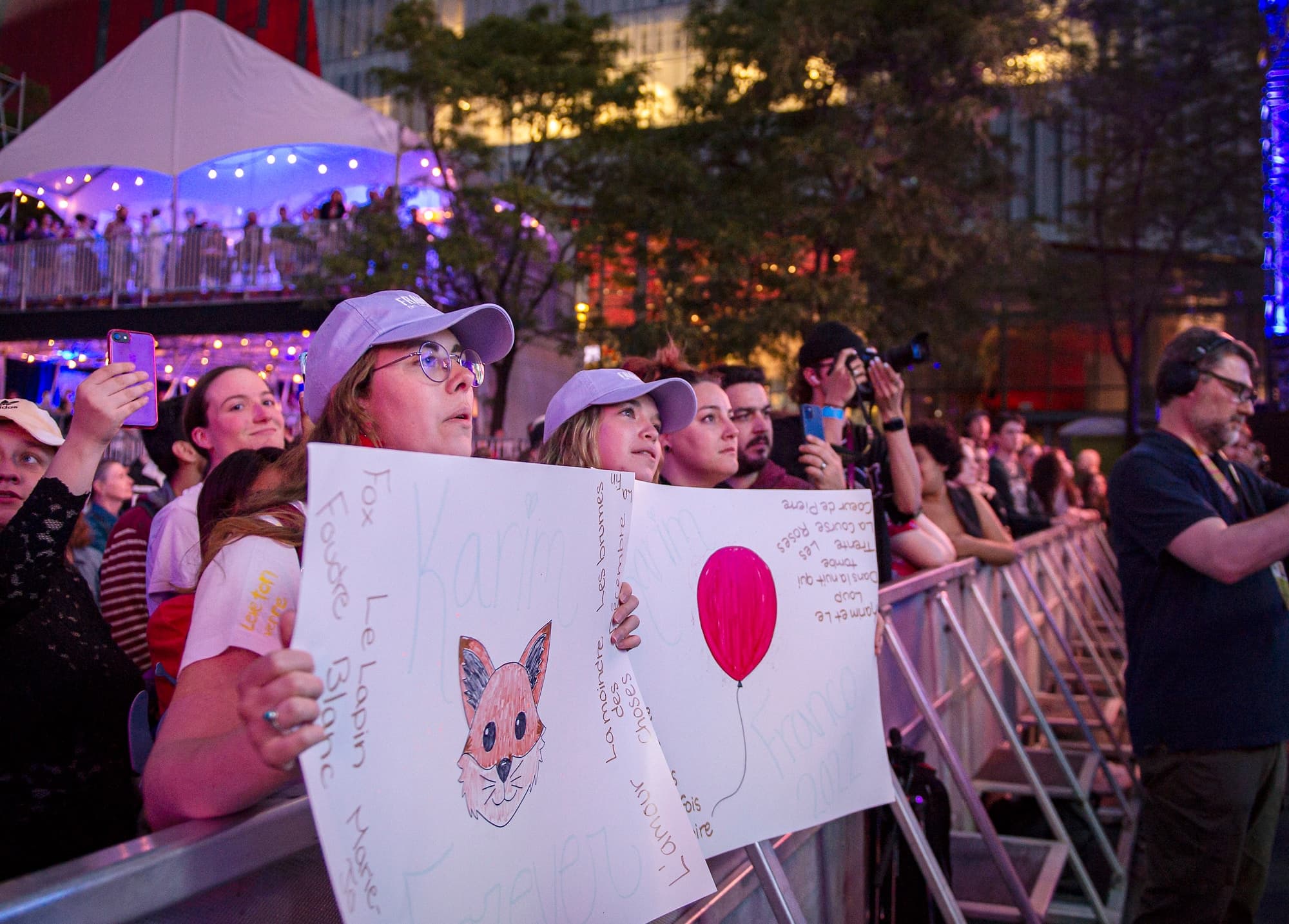 Les spectateurs étaient nombreux à la place des Festivals pour rendre hommage au chanteur.