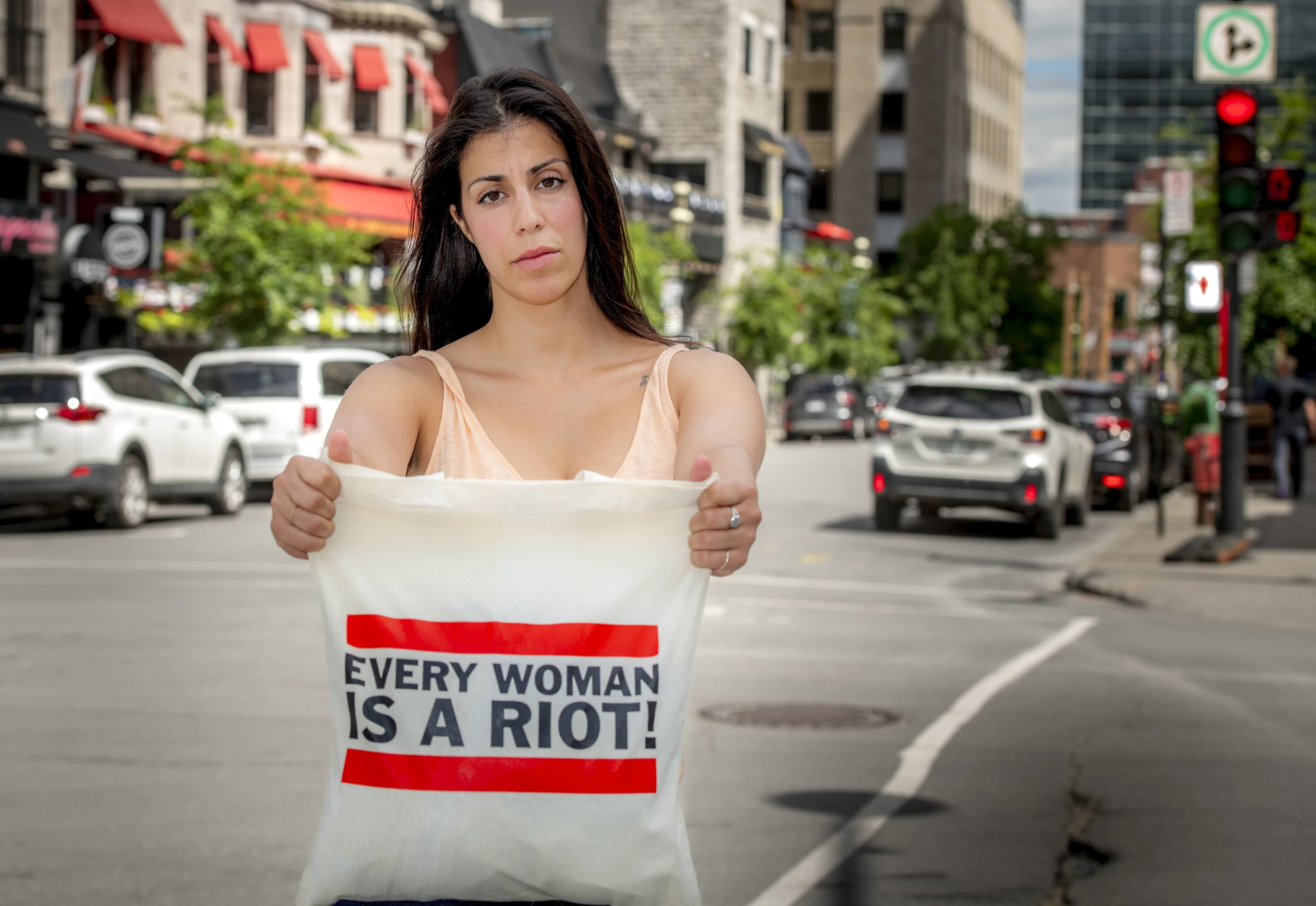 La Femen montréalaise Neda Topaloski a pris la pose lundi sur la rue Crescent, là où elle s’est fait arrêter en 2015, pour avoir dénoncé l’exploitation sexuelle en marge du Grand Prix du Canada.