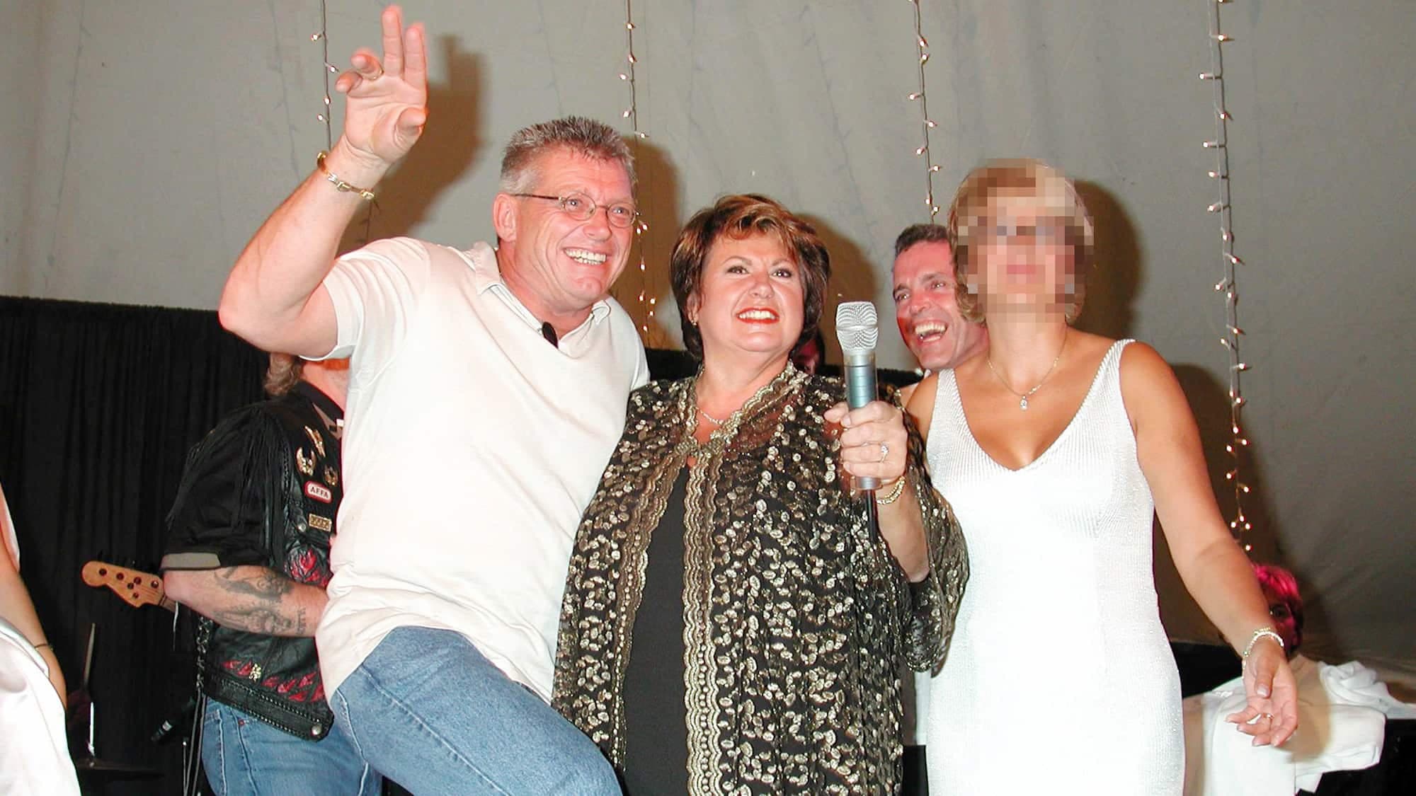 À l’été 2000, avec Ginette Reno venue chanter aux noces du Hells René Charlebois