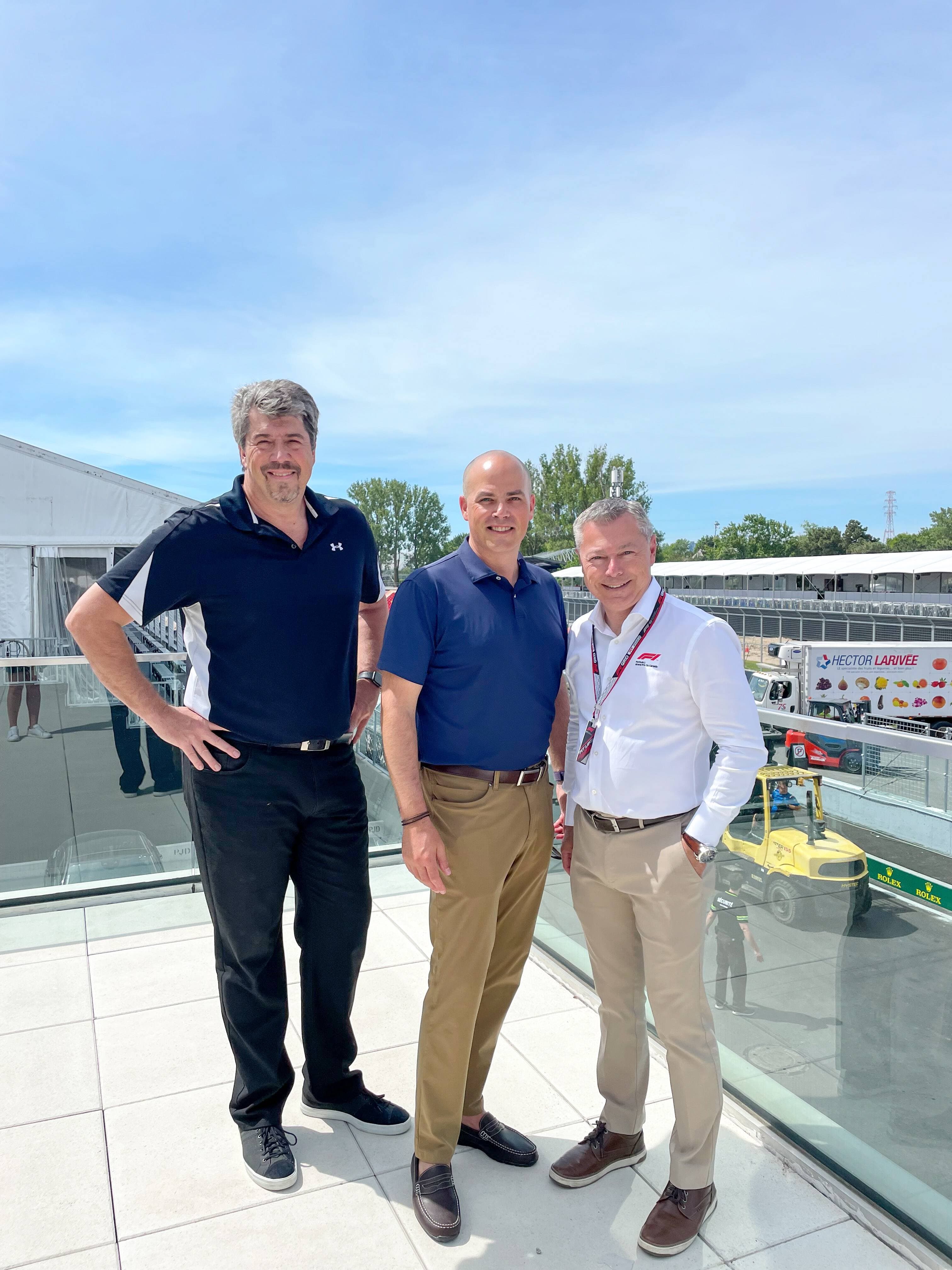 De la grande visite sur le circuit Gilles-Villeneuve hier quand Ryan Hart (au centre), dg de la Coupe du Président et un des dirigeants de la PGA, a rencontré en présence de Paul Wilson (à gauche) le grand manitou du Grand Prix du Canada, François Dumontier.