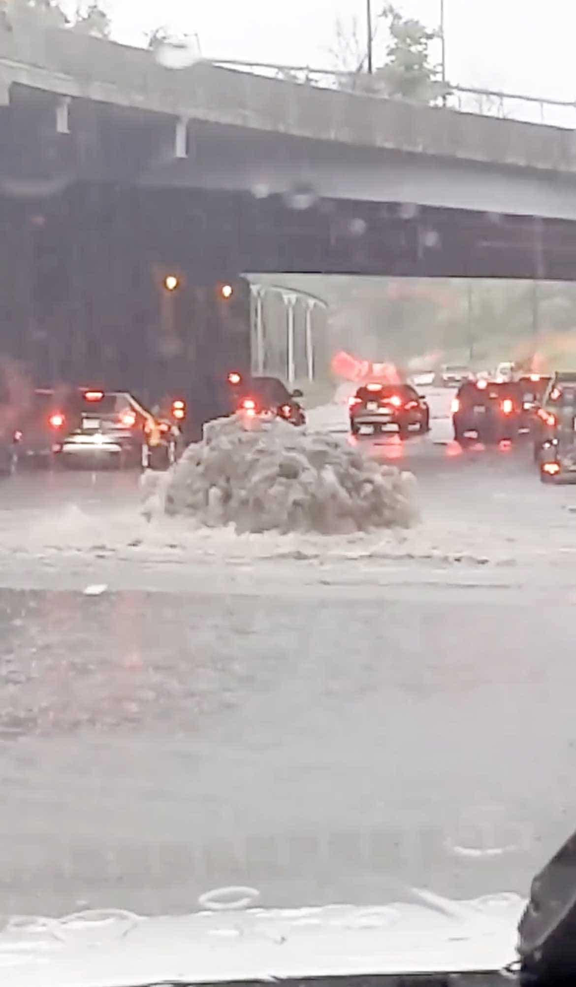 L’A40, direction est, en dessous du boulevard de l’Acadie a été immergée jeudi.