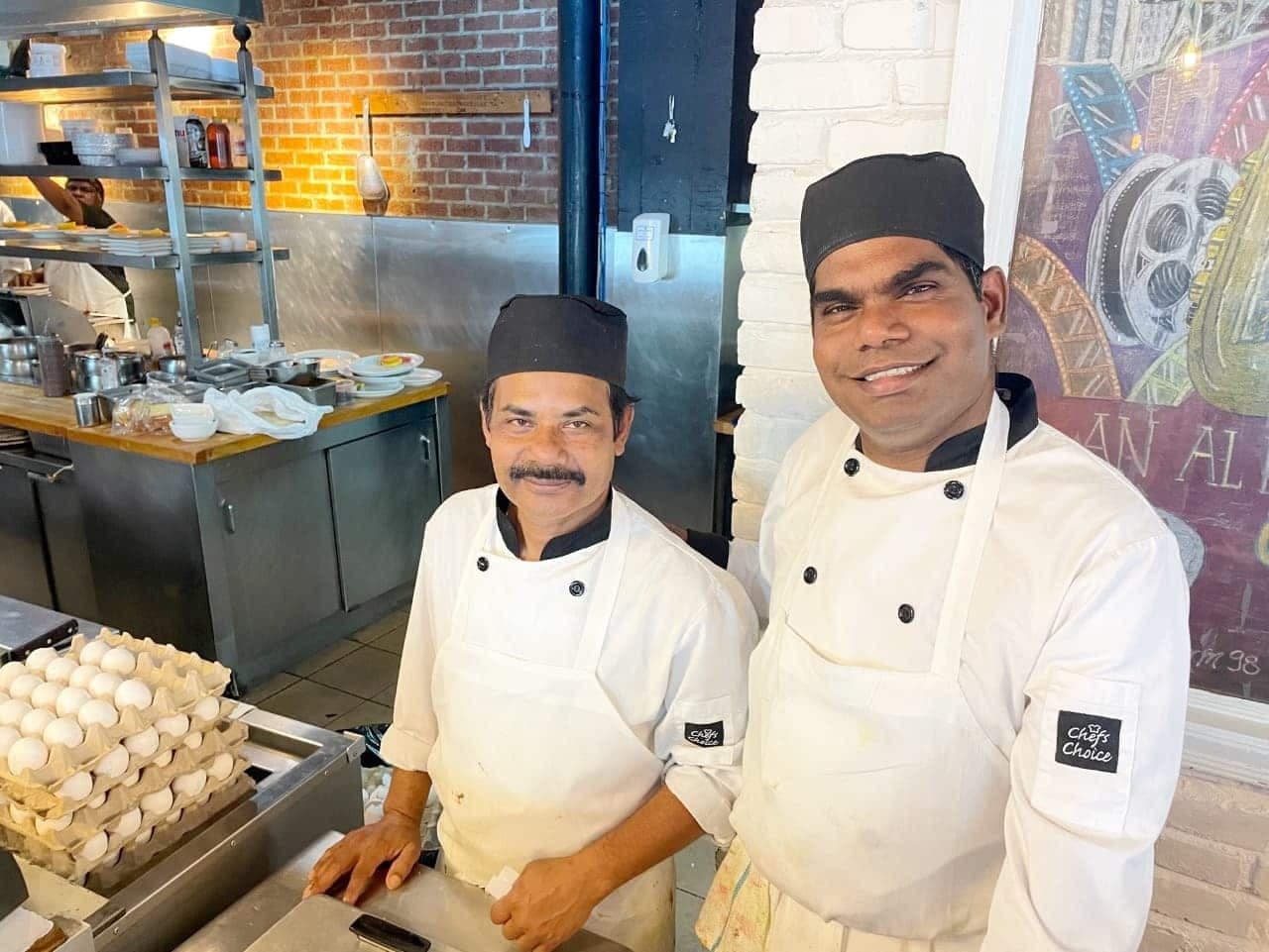 Haran Alfred, propriétaire du restaurant Eggspectation, est tout sourire avec son collègue, même si les journées de travail peuvent s’étirer sur 17 heures !