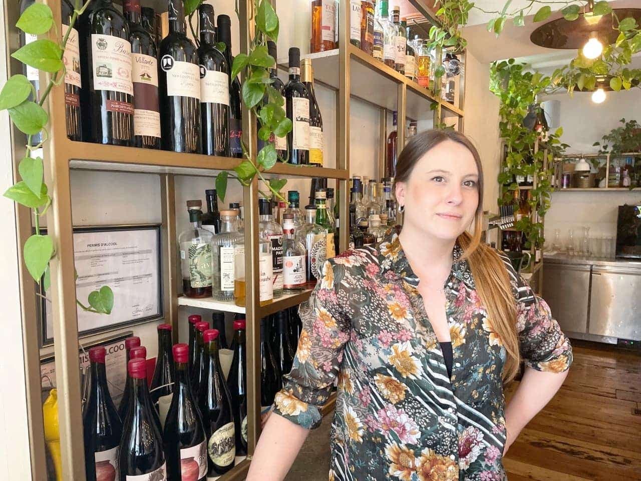 La serveuse et sommelière Carolane Bérubé a vu une hausse des clients lors des derniers jours.
