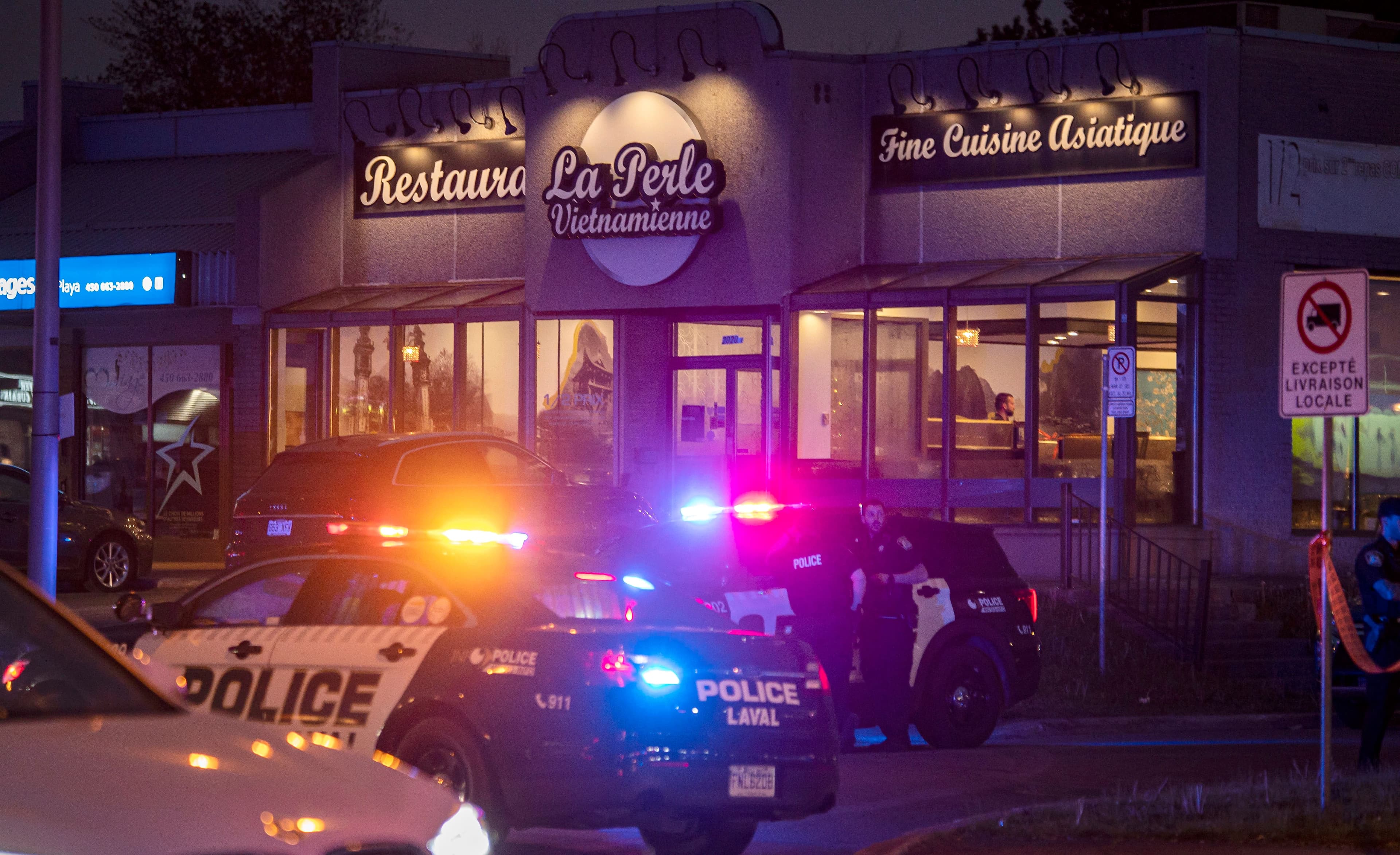 Plusieurs policiers étaient présents autour du périmètre de sécurité dans les heures qui ont suivi l’assassinat de Bernard Cherfan dans un restaurant du boulevard des Laurentides à Laval, le 1er juin dernier.