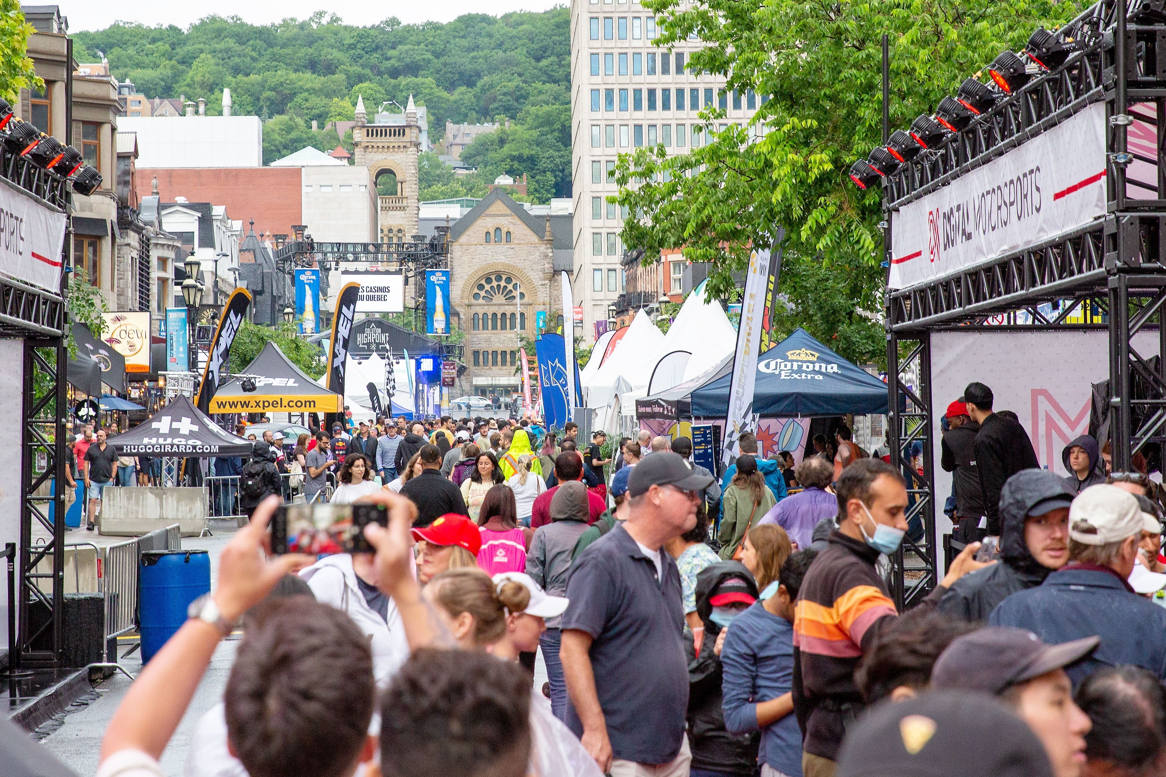 Après la pluie, des centaines d’amateurs s’étaient donné rendez-vous sur la rue Crescent.