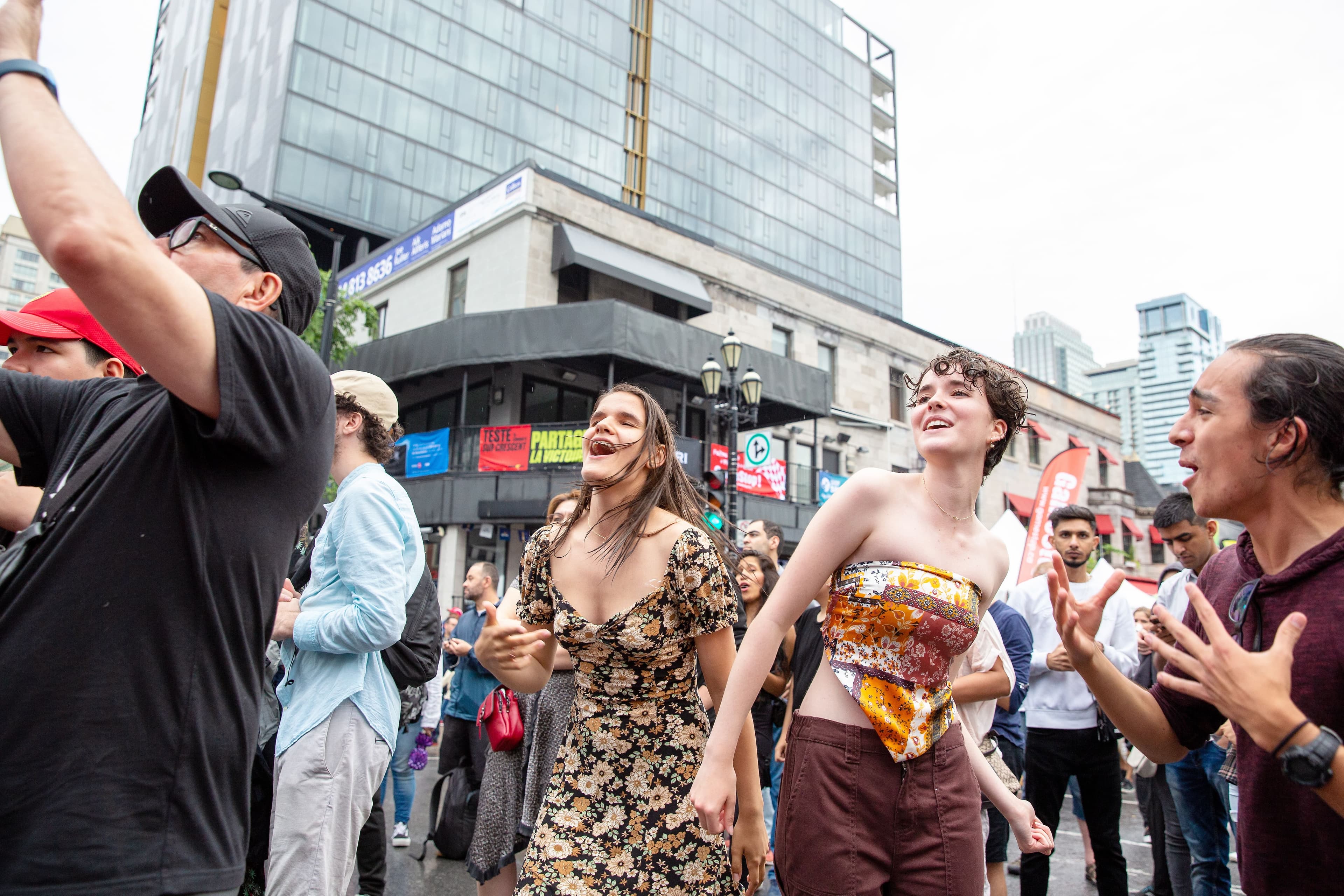 La pluie n’a pas empêché les gens de danser.