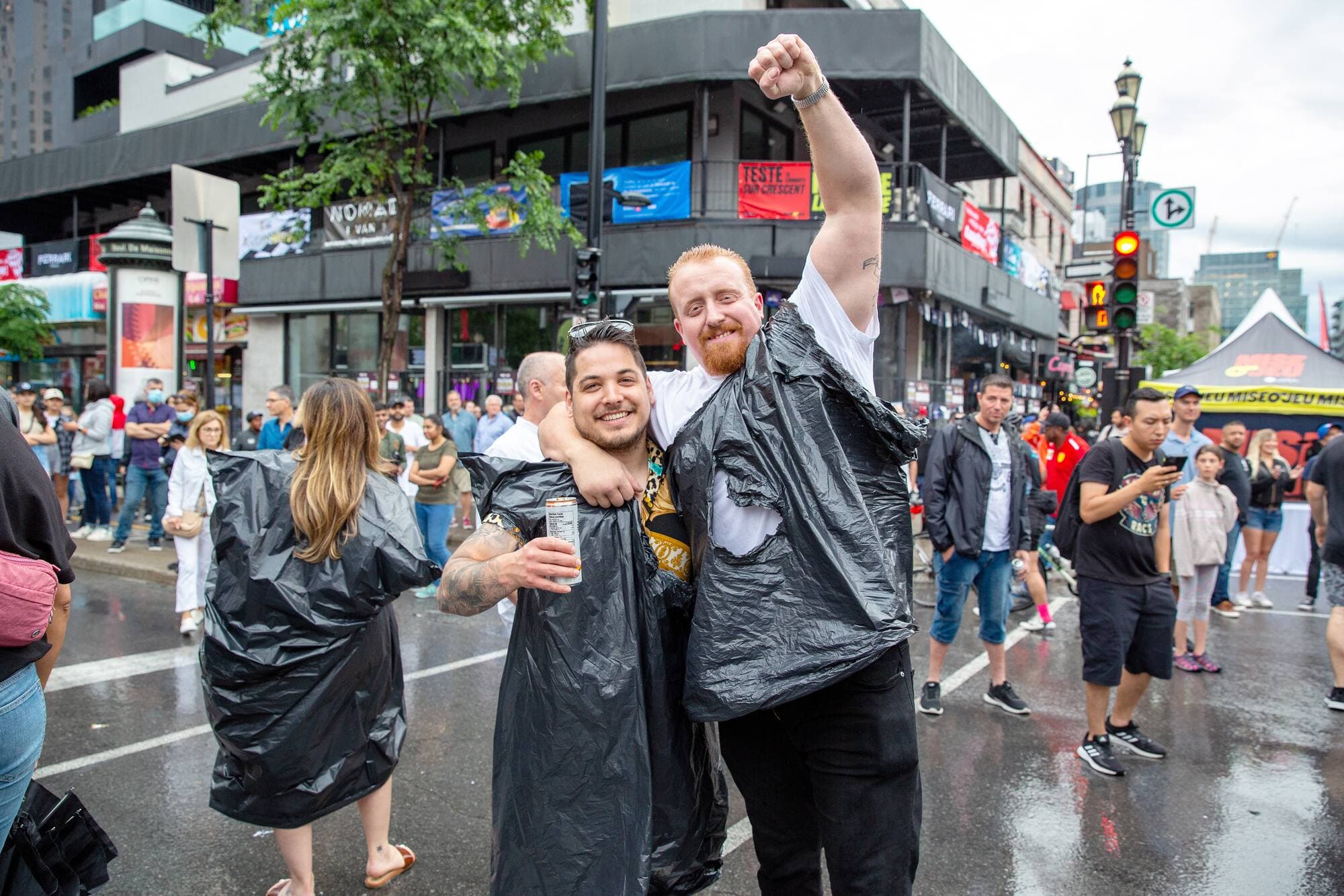 Trevor McArthur (à droite) et son ami s’étaient fabriqué des ponchos avec des sacs-poubelle.