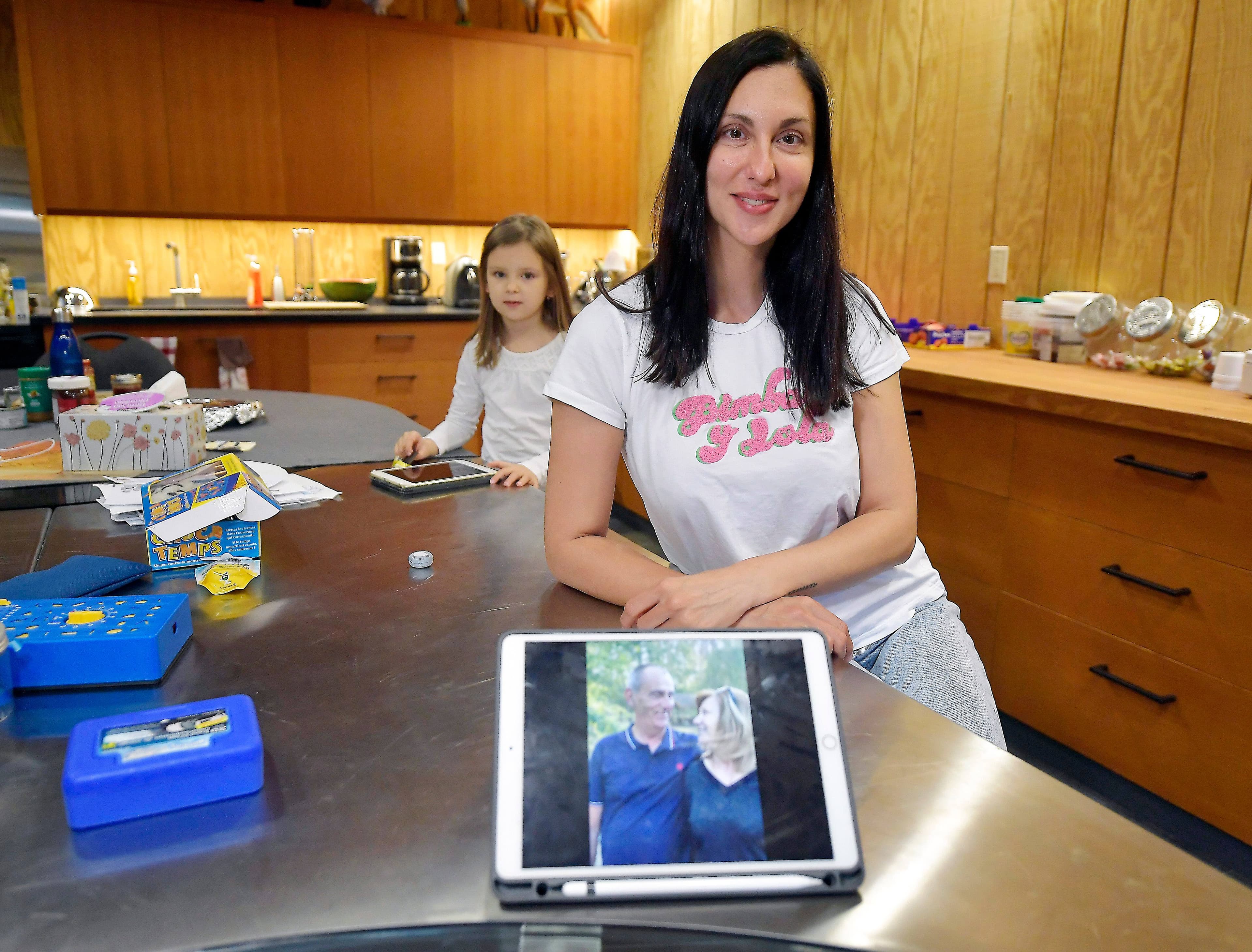 Inna Silchenkova, réfugiée à Lévis, est parvenue à fuir Bucha en compagnie de ses proches, dont sa fille de 5 ans Iryna, grâce à la présence d’esprit de son paternel. À l’avant-plan, une photo de son père, Mykhailo Savula, en compagnie de sa femme.