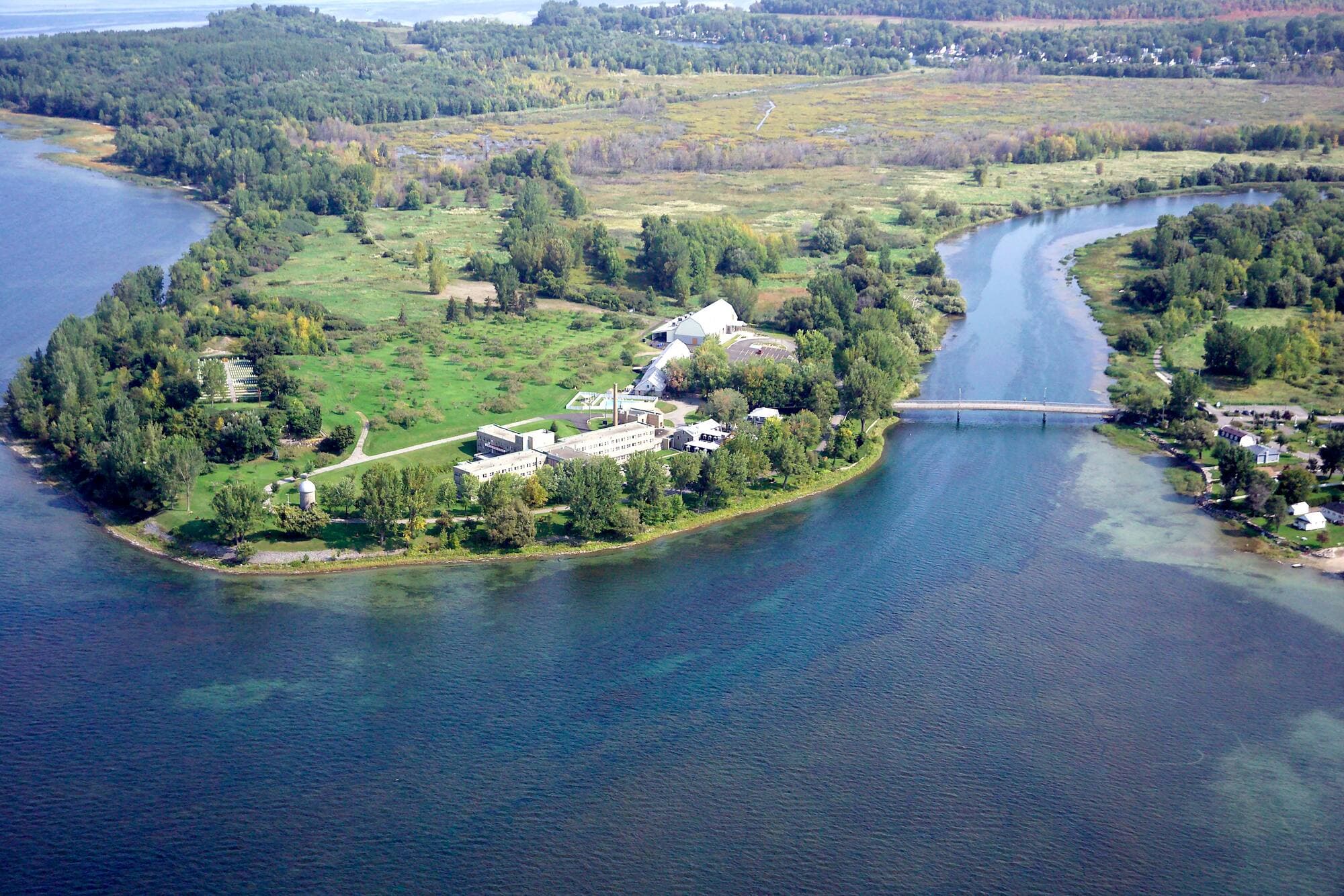 L’île est entourée par la rivière Châteauguay et le lac Saint-Louis.