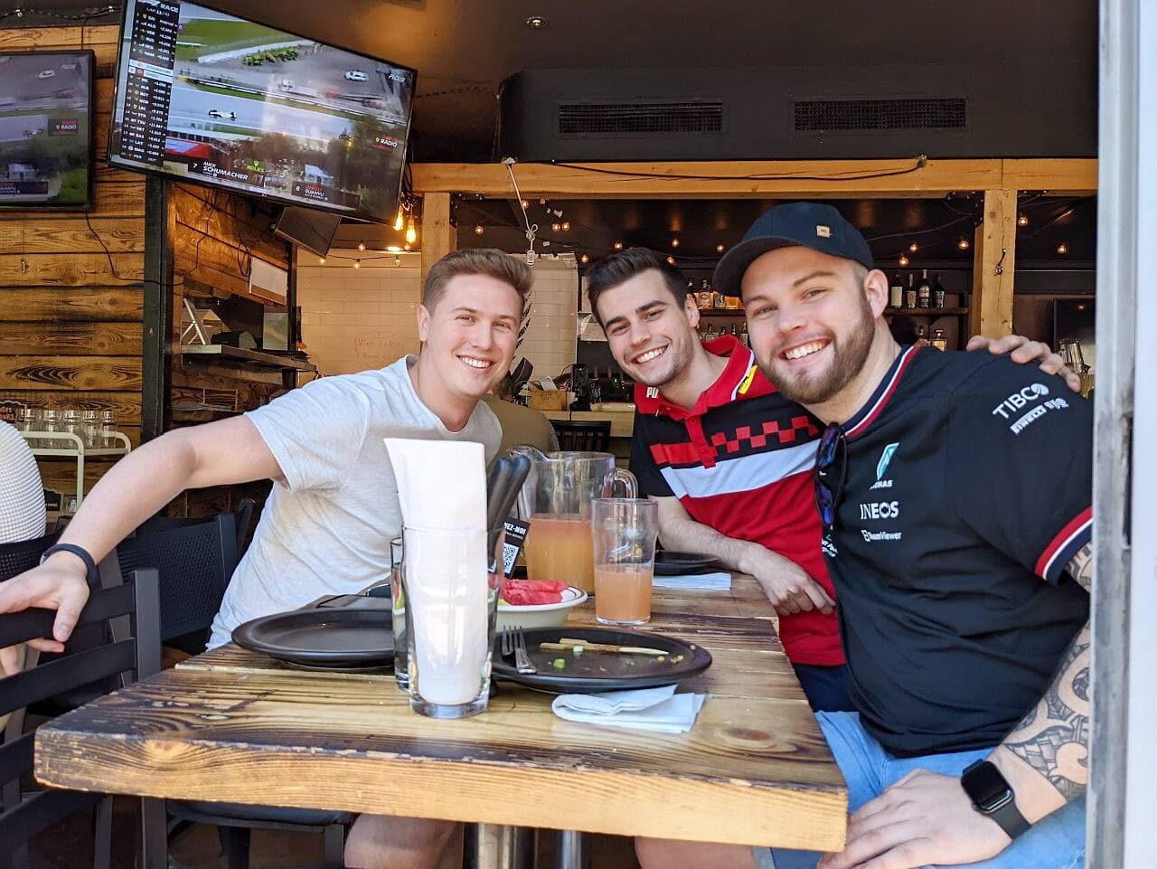 Charles Patry, Jérémie Beck et Vincent Beck (dans l’ordre) encourageaient Mercedes depuis le Saint-Houblon, sur Saint-Laurent.