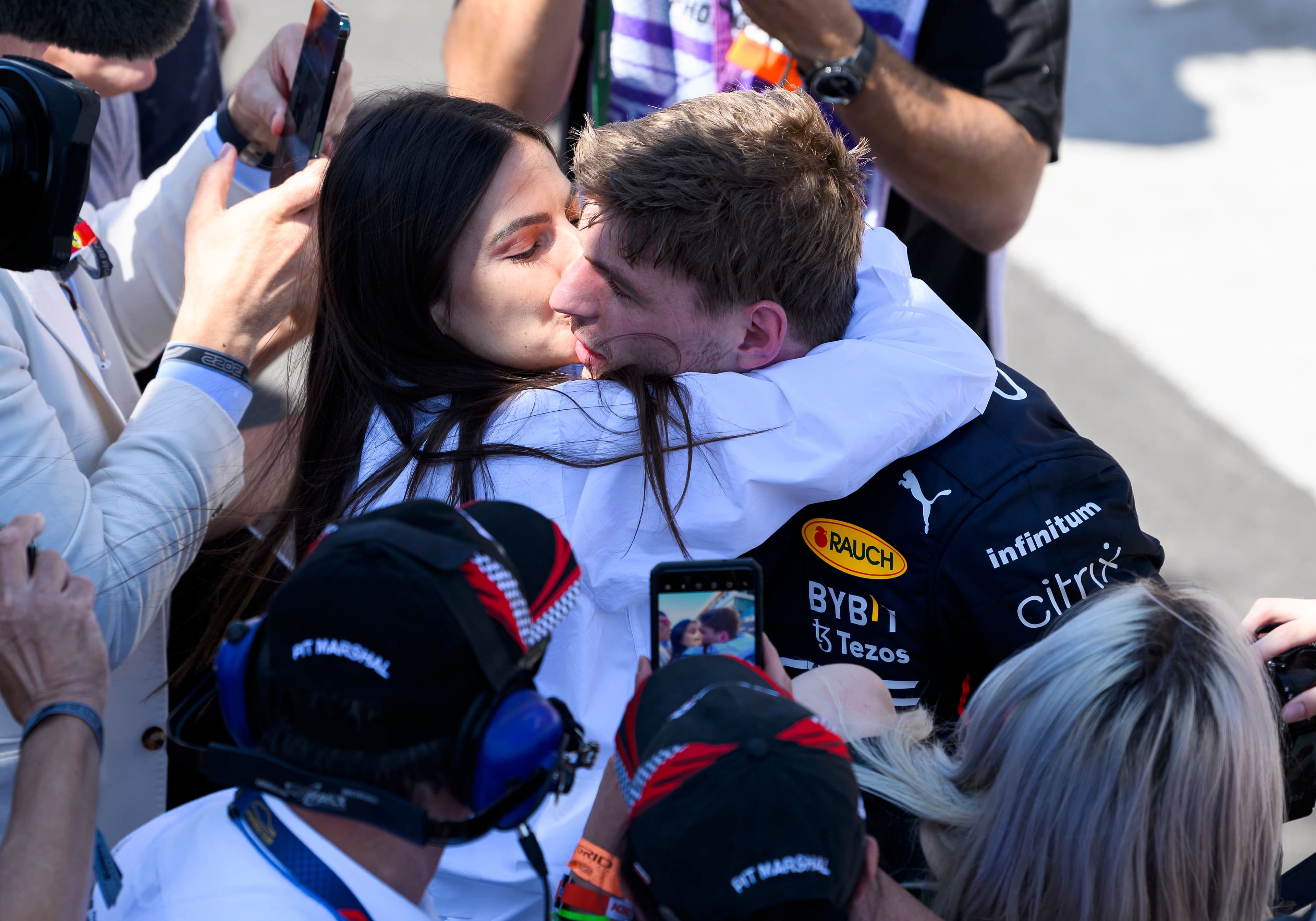 Vainqueur du GP du Canada, Max Verstappen a eu droit au baiser du vainqueur de la part de sa conjointe, Kelly Piquet, après l’épreuve.