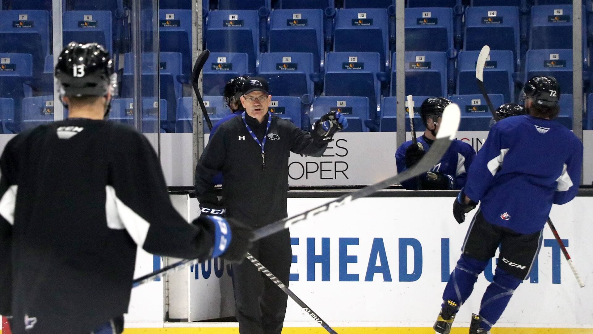 L’entraîneur-chef Gardiner MacDougall, des Sea Dogs de Saint-Jean, à l’entraînement de sa nouvelle équipe. Il s’est vu confier le mandat de racheter la déception des dernières séries lors du tournoi de la Coupe Memorial, qu’ils accueillent chez eux cette année.