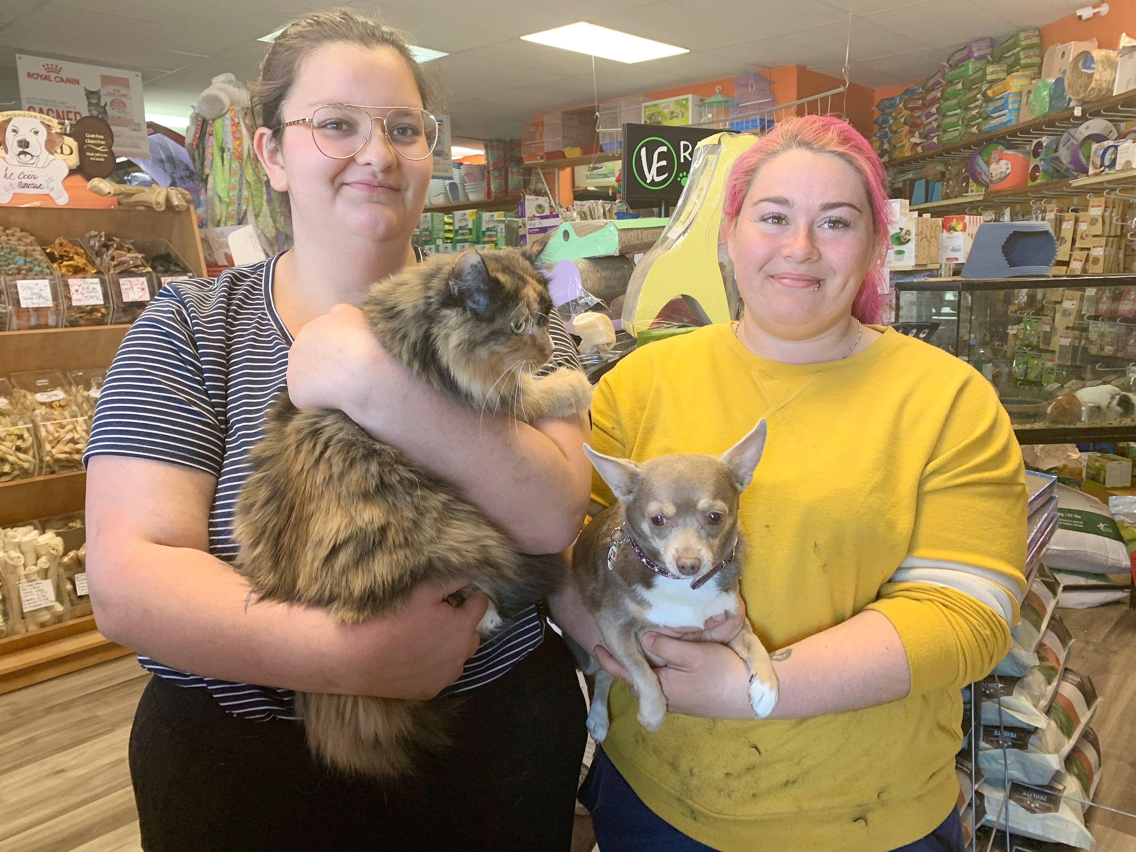 Megan Gagnon (à gauche), qui a dû être évacuée, a pu compter sur l’aide de sa patronne Doriane Larouche (à droite) pour récupérer tous ses animaux de compagnie dans son animalerie, notamment sa chatte Daisy et sa chienne Chouchoune.