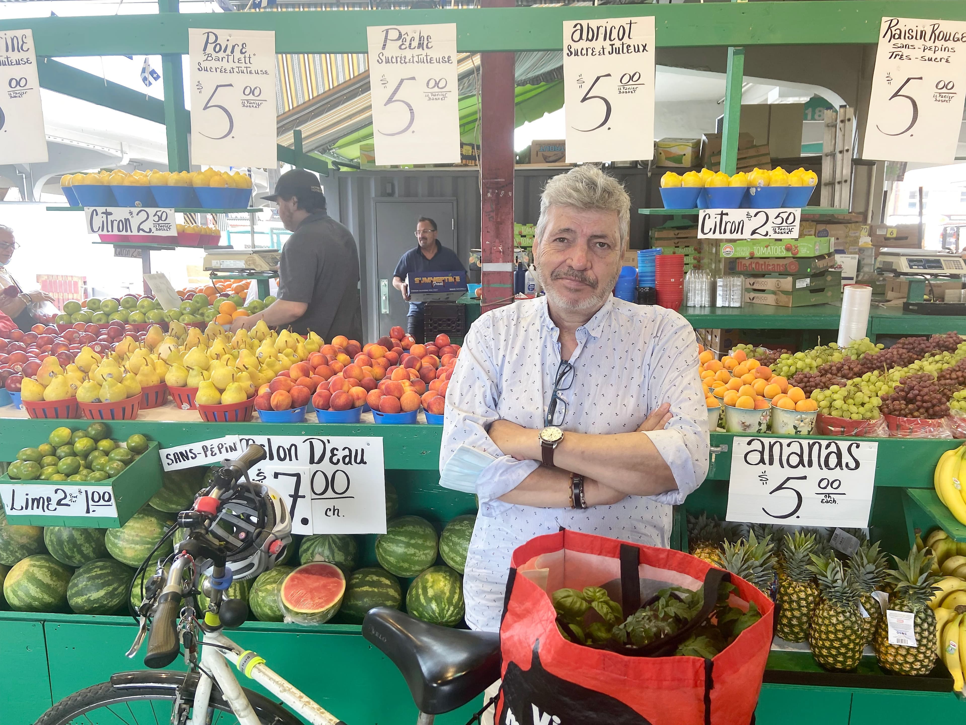 Éric Lheureux, croisé au marché Jean-Talon, hier, touche une pension fédérale, mais tout de même, il a commencé à faire attention, surtout au gaspillage alimentaire, depuis que tout coûte plus cher.