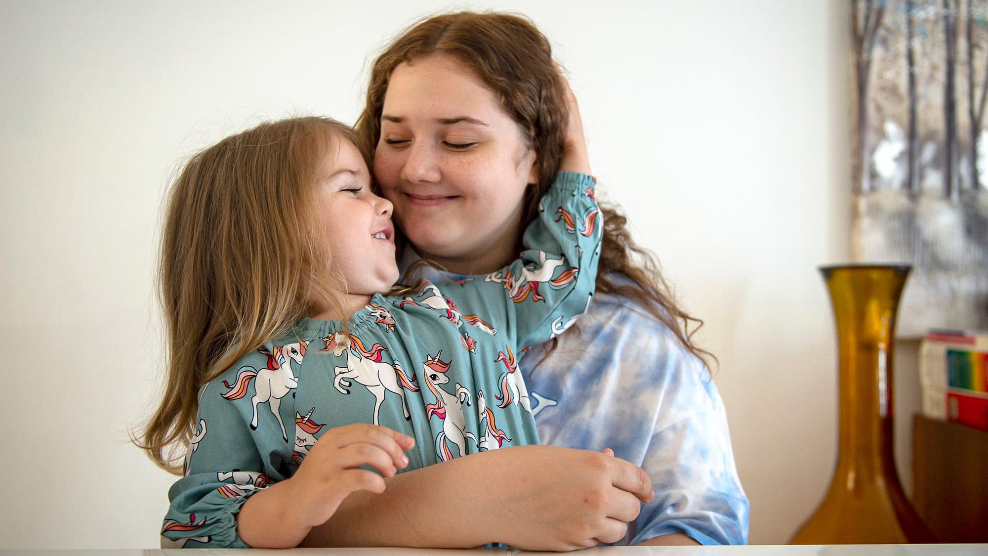 Anastasiia (14 ans) et Miia (2 ans) partagent la même chambre.