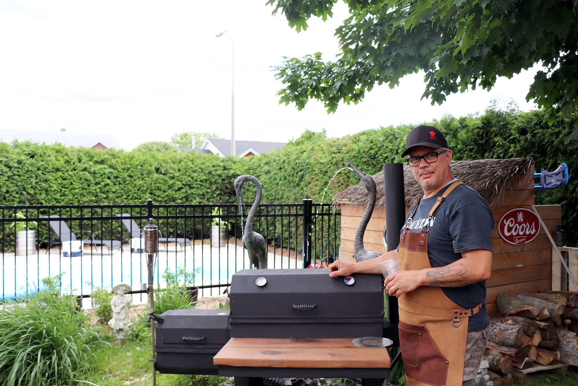 Surnommé le « wouèzin », Pierre Cusson, de Drummondville, a créé un véritable paradis dans sa cour arrière pour permettre à ses invités de savourer ses recettes sur le barbecue dans une ambiance festive.