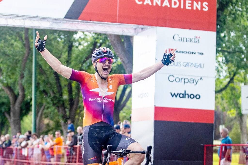 Pier-André Côté célèbre sa victoire en franchissant le fil d’arrivée des nationaux de vélo sur route présentés à Edmonton.