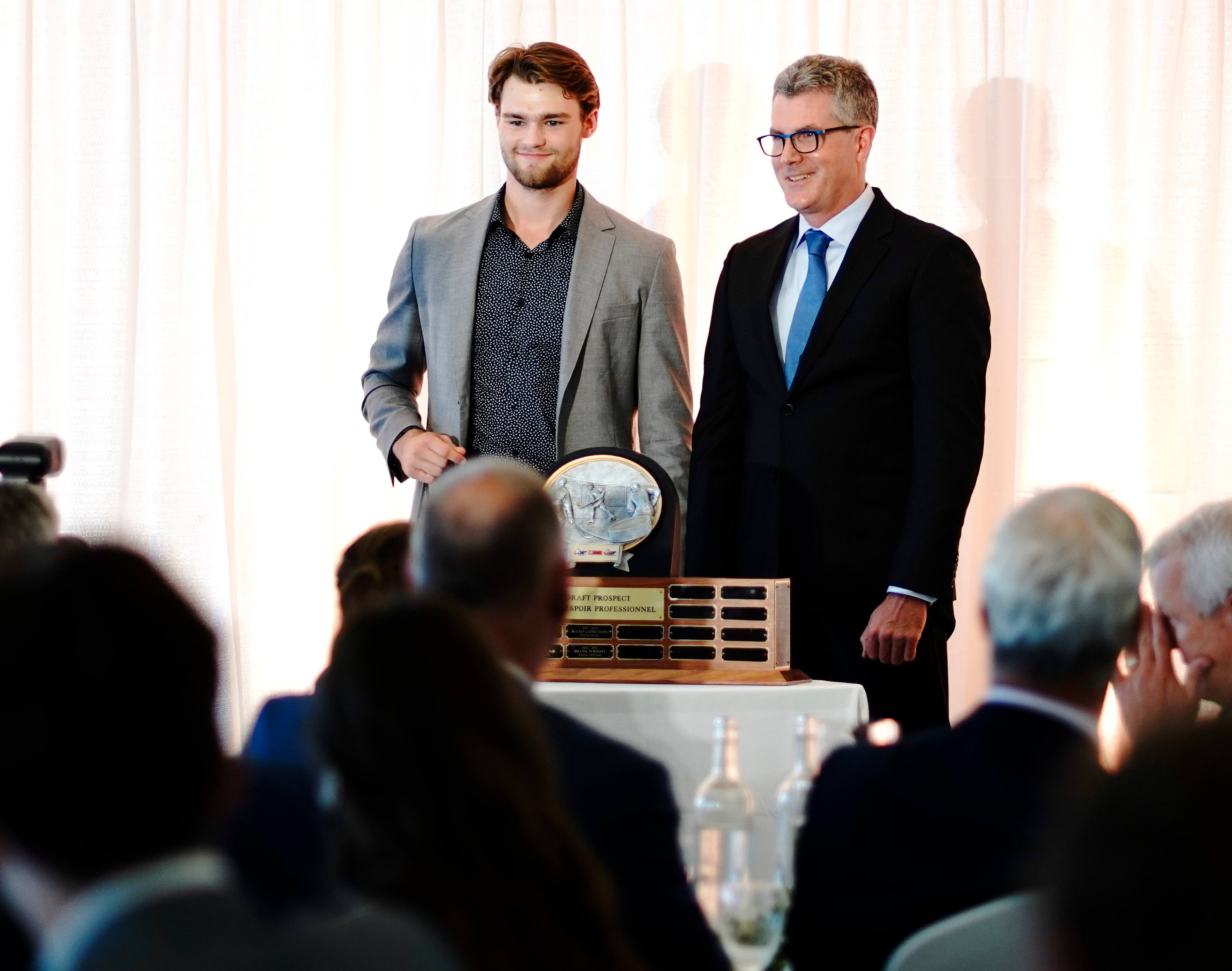 Shane Wright a sans surprise vu son nom être ajouté sur le trophée du meilleur espoir professionnel de la Ligue canadienne de hockey, mardi, au Nouveau-Brunswick.