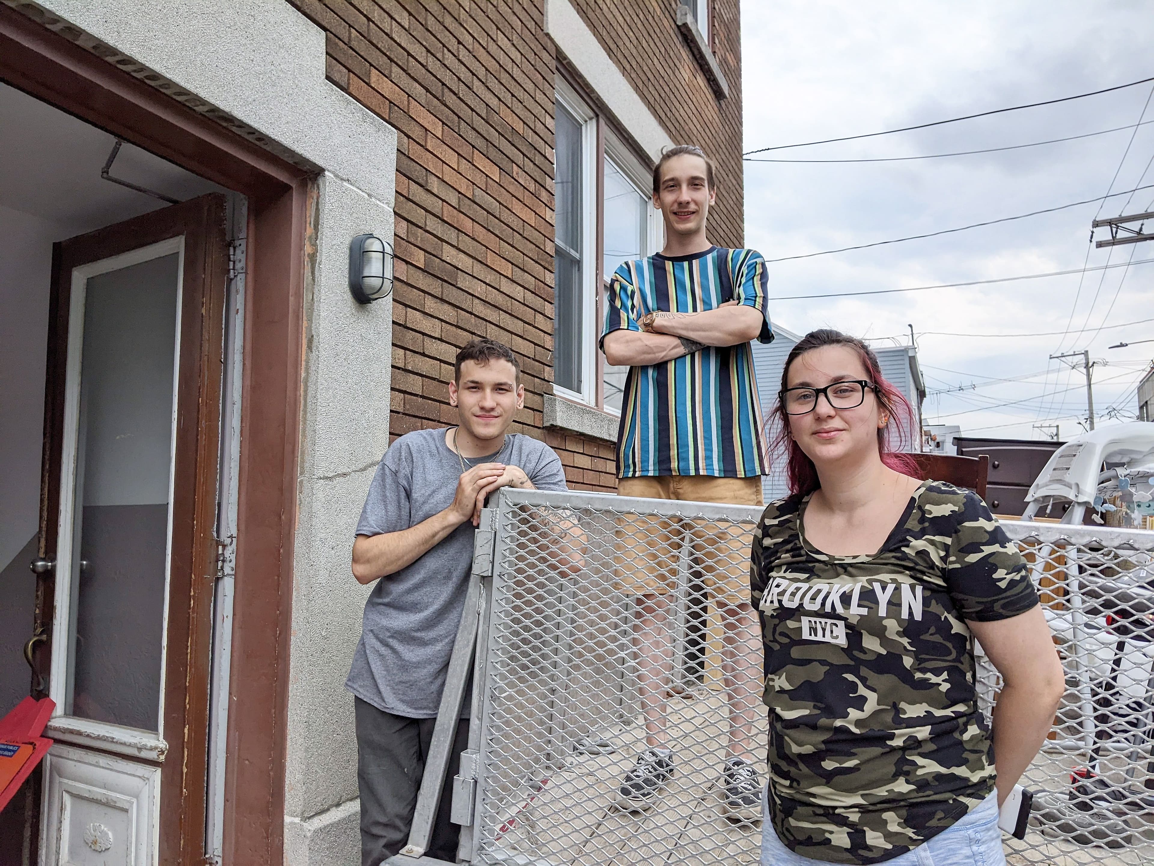 Jérémy Francœur-Lord (à gauche), sa conjointe Jennyfer Barbeau-Bouchard et son frère Danick Francœur-Lord partageront un cinq et demie dans le quartier Saint-Sauveur avec leurs enfants respectifs afin d’alléger la facture.