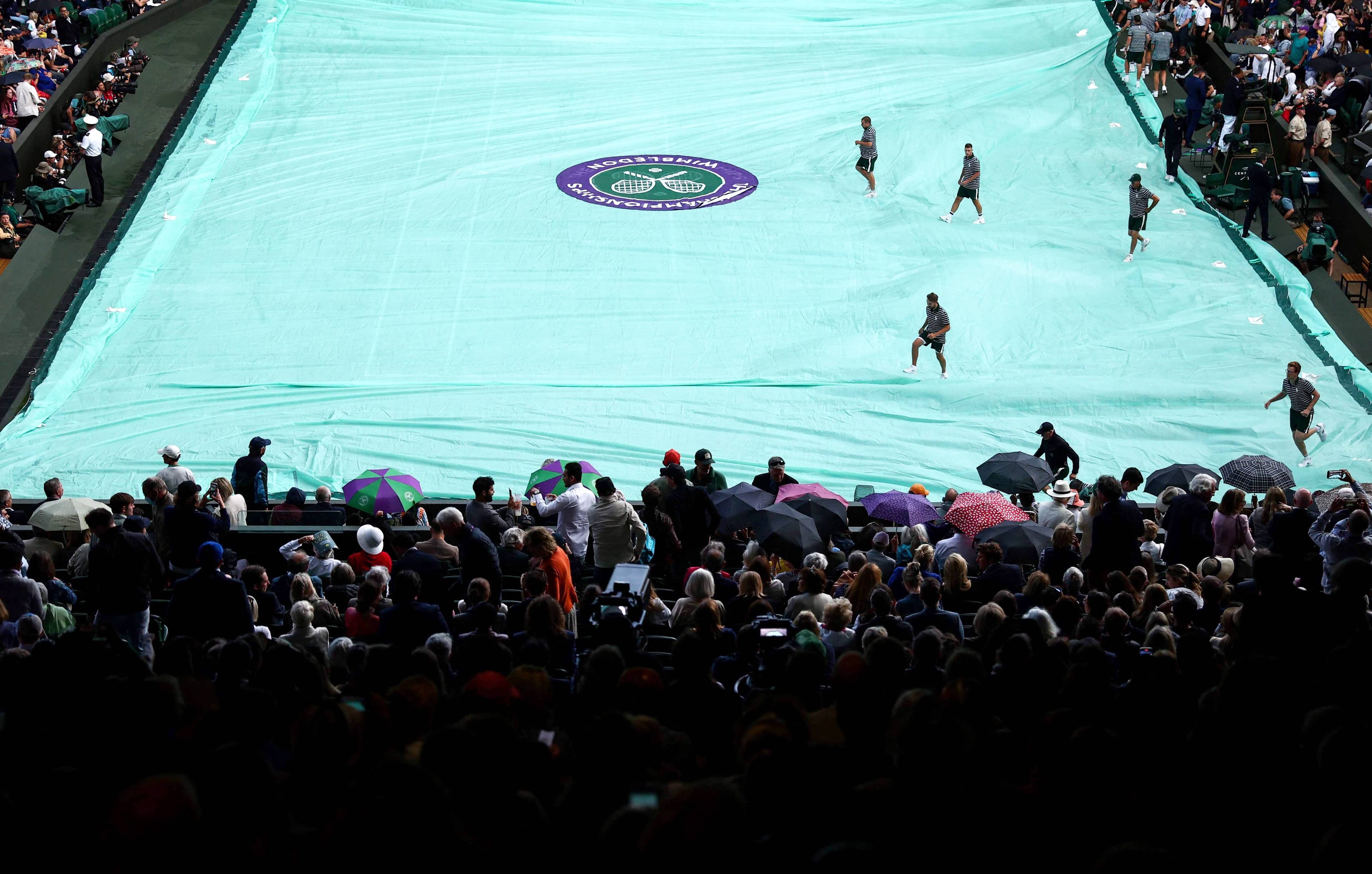 Les préposés aux surfaces de Wimbledon ont été occupés depuis le début du tournoi.