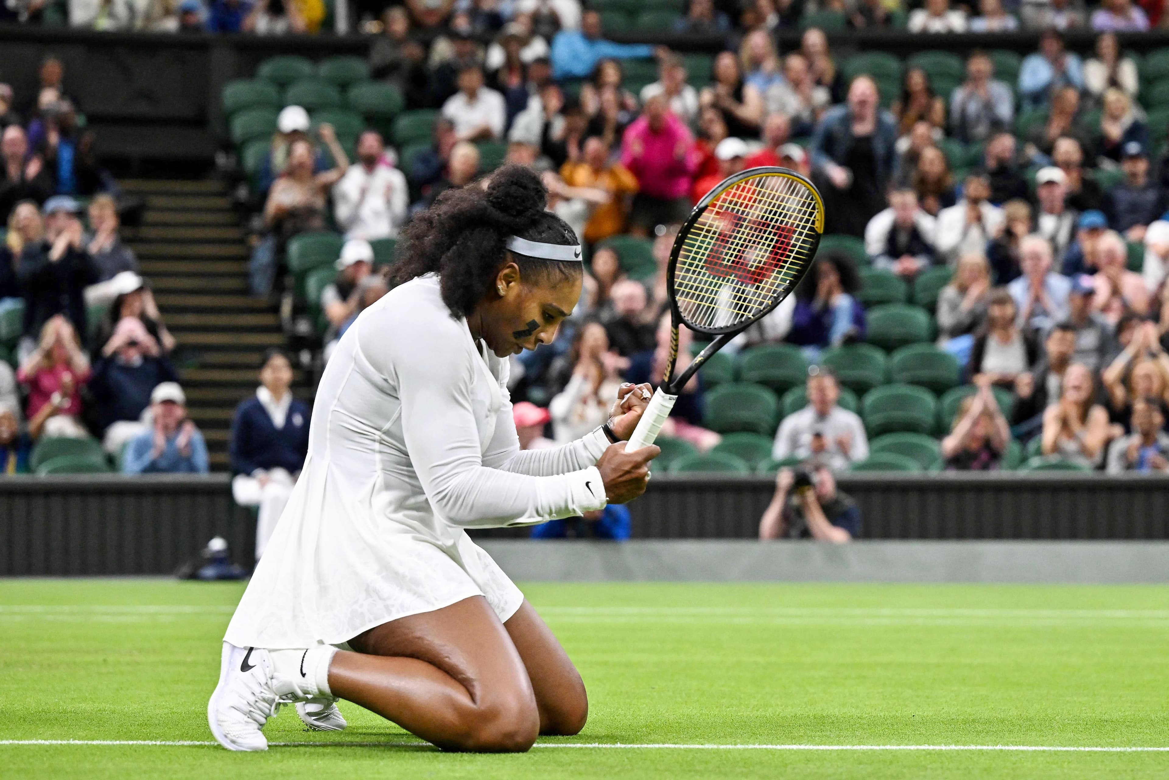 À sa manière, Serena Williams célèbre un point inscrit aux dépens de Harmony Tan.