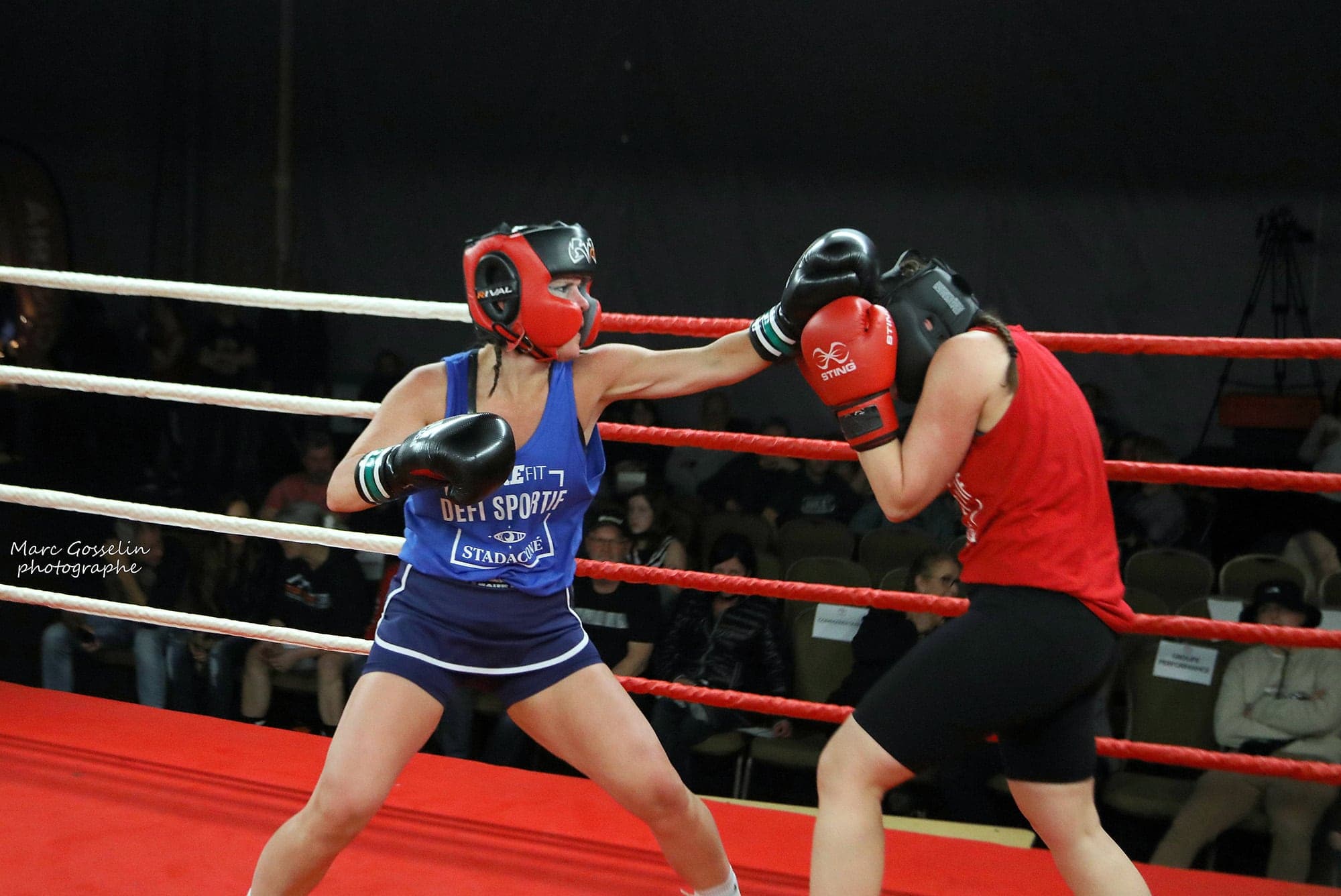 Julie Brière (à gauche) déplore qu’un entraîneur ait fourni des gants de boxe plus légers à sa rivale lors de la soirée de combat, lui permettant ainsi « de cogner plus fort ». Elle dit avoir subi une commotion cérébrale à la suite du combat et un œil au beurre noir.