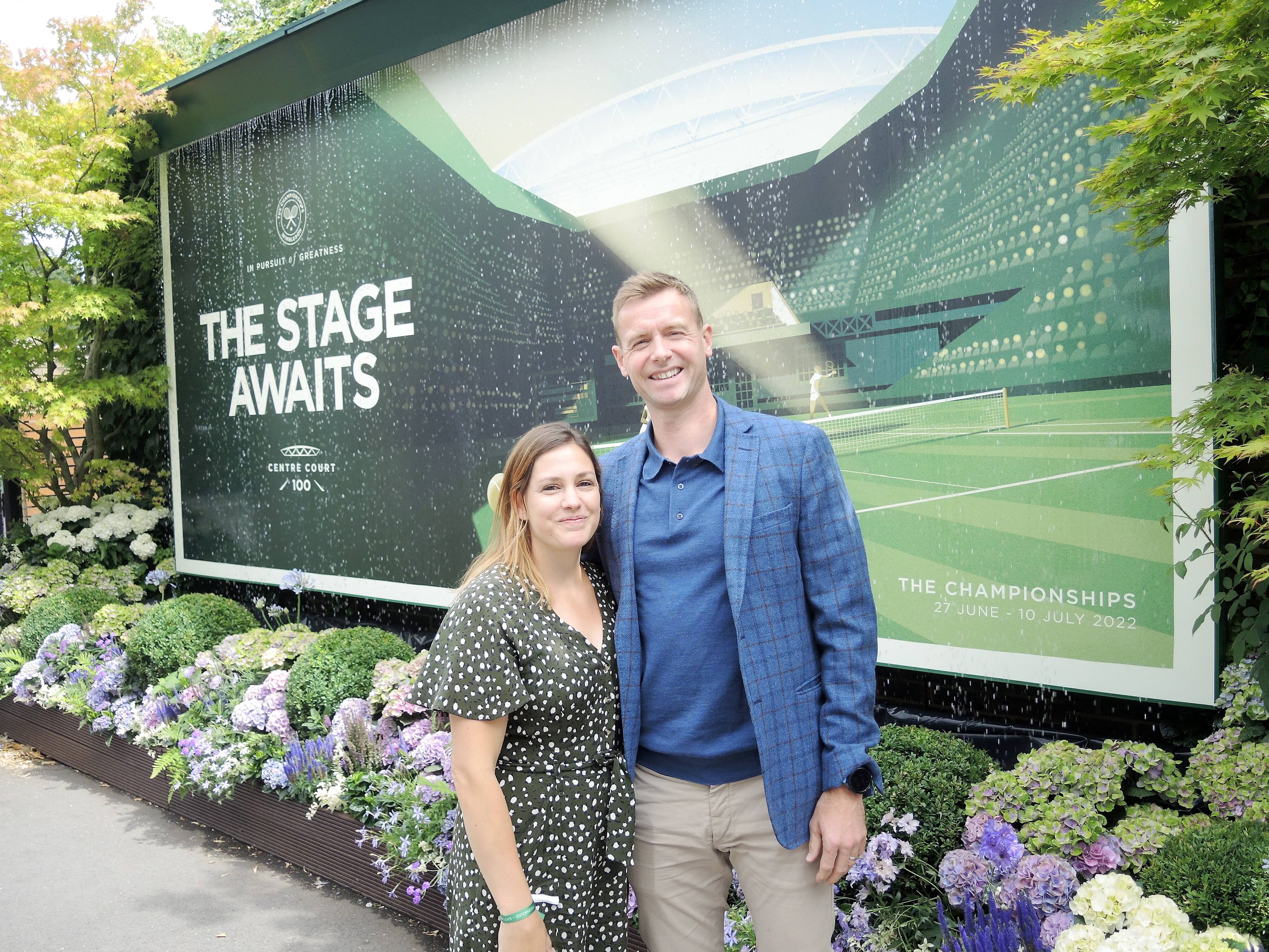 Stéphanie Dubois accompagnée de son conjoint Oliver Sheath aux abords des terrains à Wimbledon.