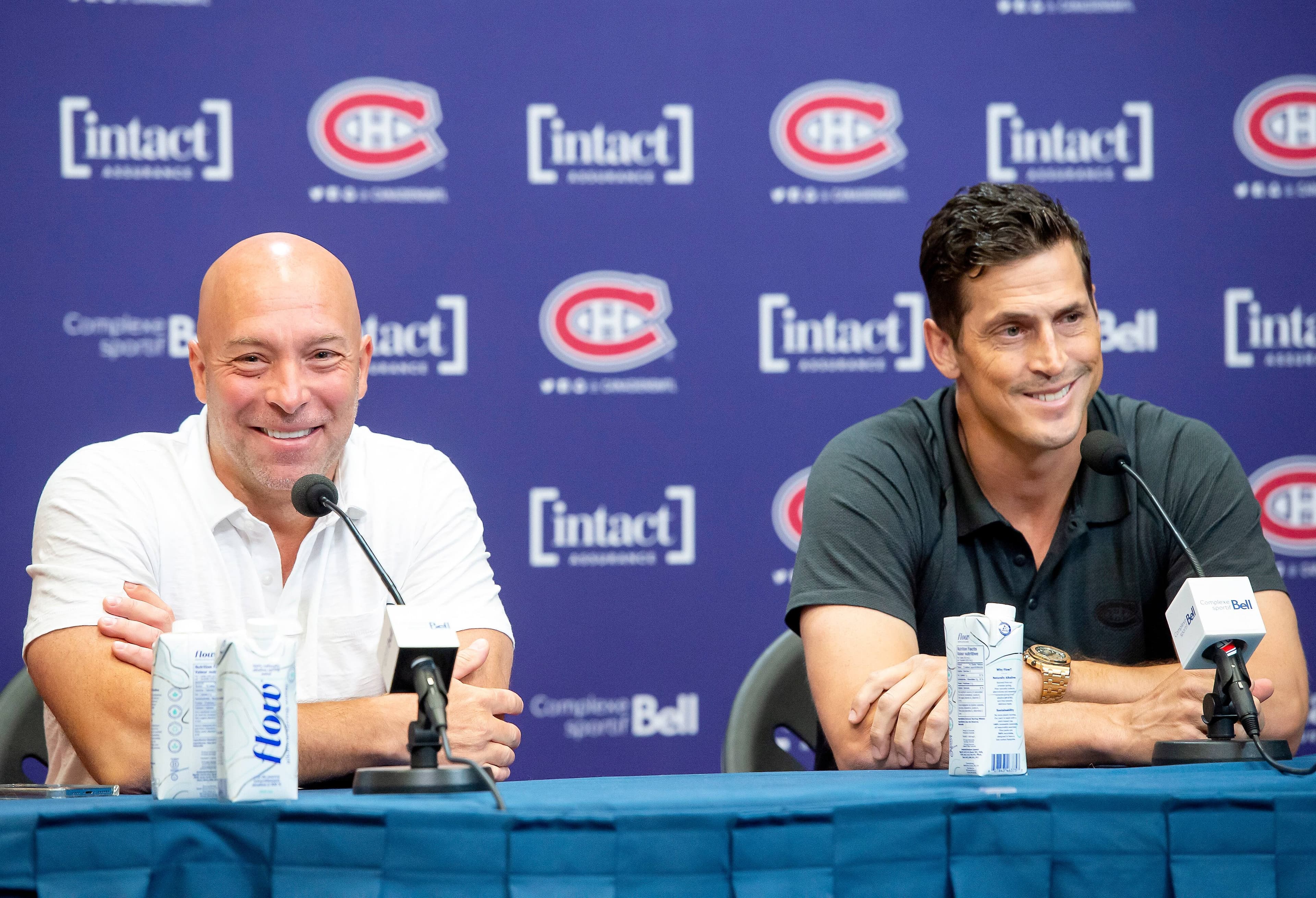 Le directeur général du Canadien, Kent Hughes, et son conseiller spécial aux opérations hockey, Vincent Lecavalier, étaient tout sourire lors d’une conférence de presse, lundi, à Brossard.