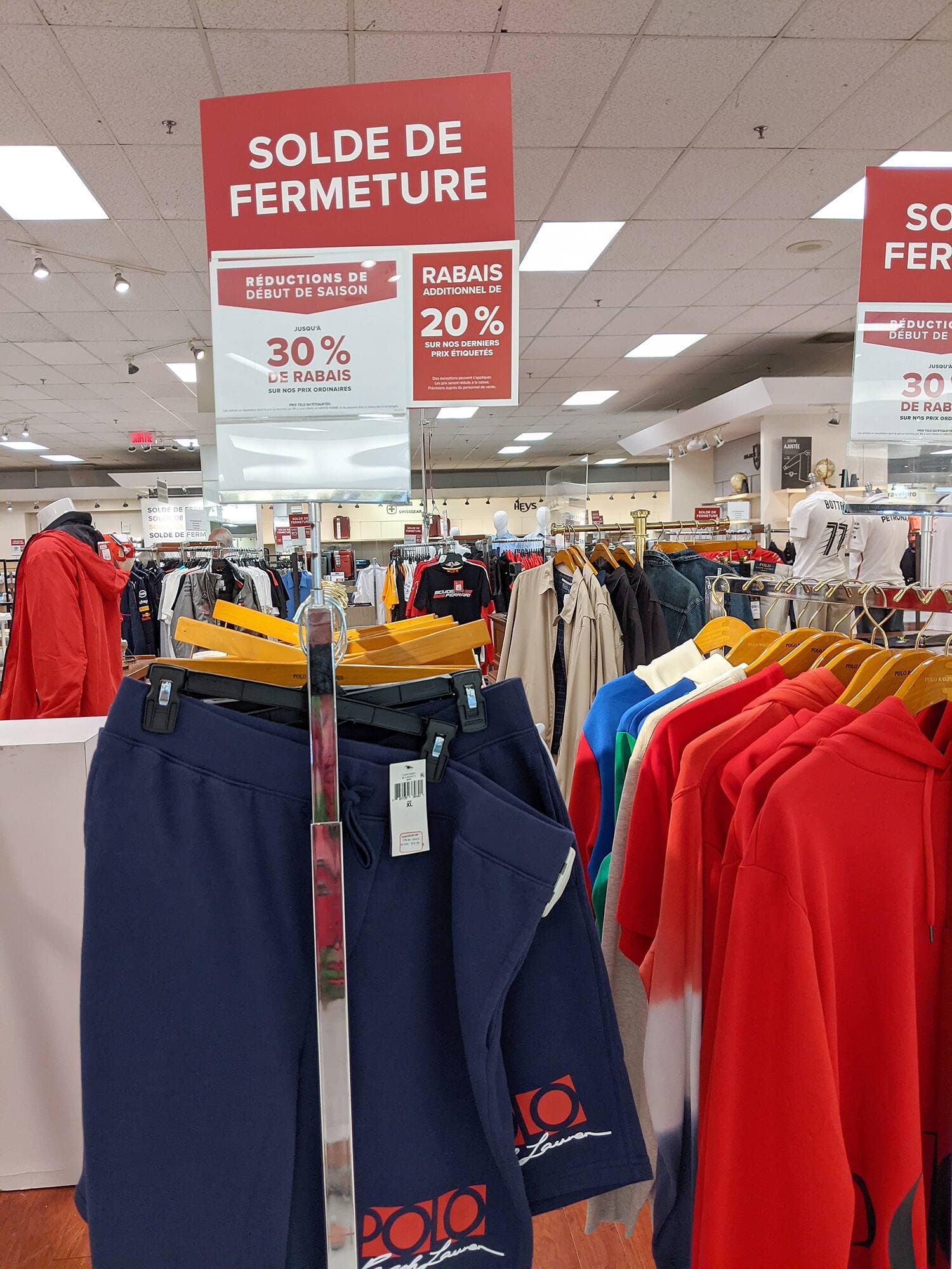 La vente de fermeture bat son plein au magasin La Baie de Laurier Québec depuis le 2 juillet dernier, où toute la marchandise est à liquider.