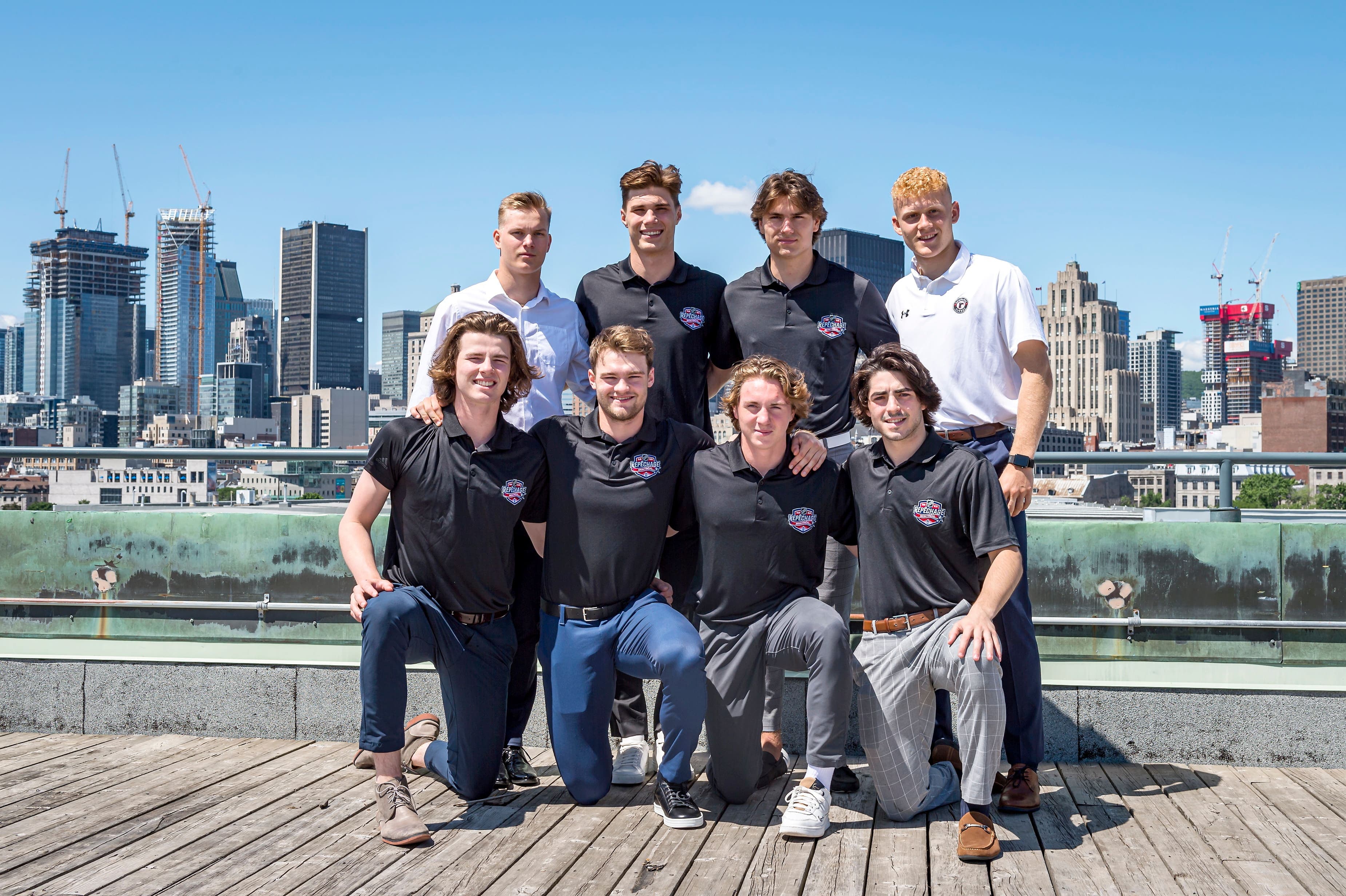 Les meilleurs espoirs de la cuvée 2022 ont posé ensemble, mercredi. En haut, de gauche à droite, Joakim Kemell, Juraj Slafkovsky, Cutter Gauthier et Nathan Gaucher. Rangée du bas, Conor Geekie, Shane Wright, Logan Cooley et Matt Savoie.