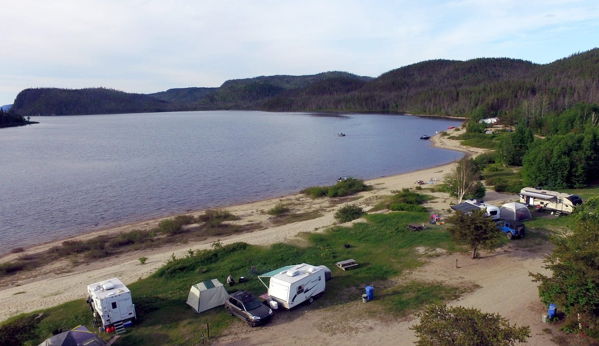 Le camping vous offre un accès privilégié à la plage et au lac, avec une vue imprenable sur cette nature unique.