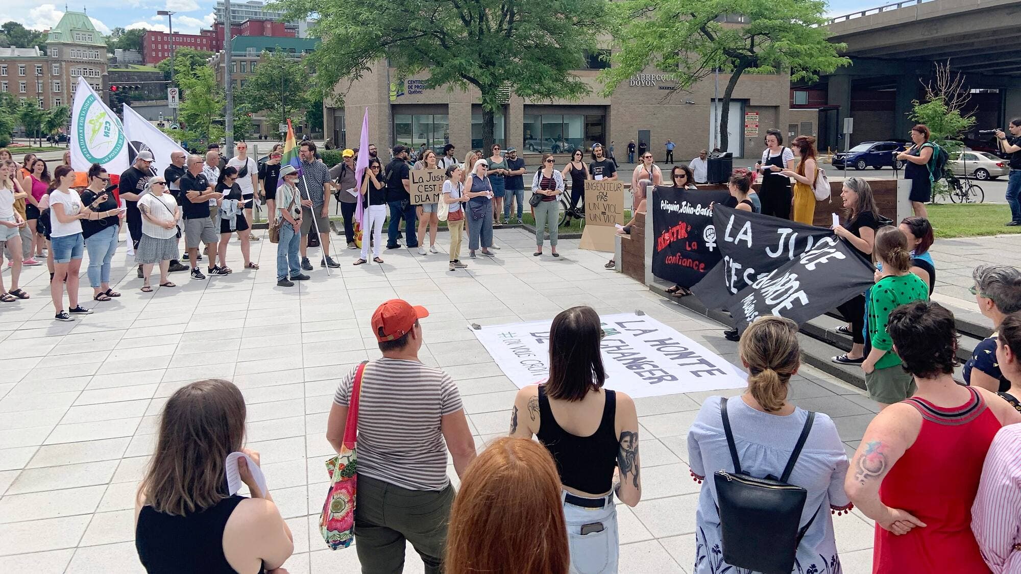 Une centaine de personnes se sont rassemblées devant le palais de justice de Québec.