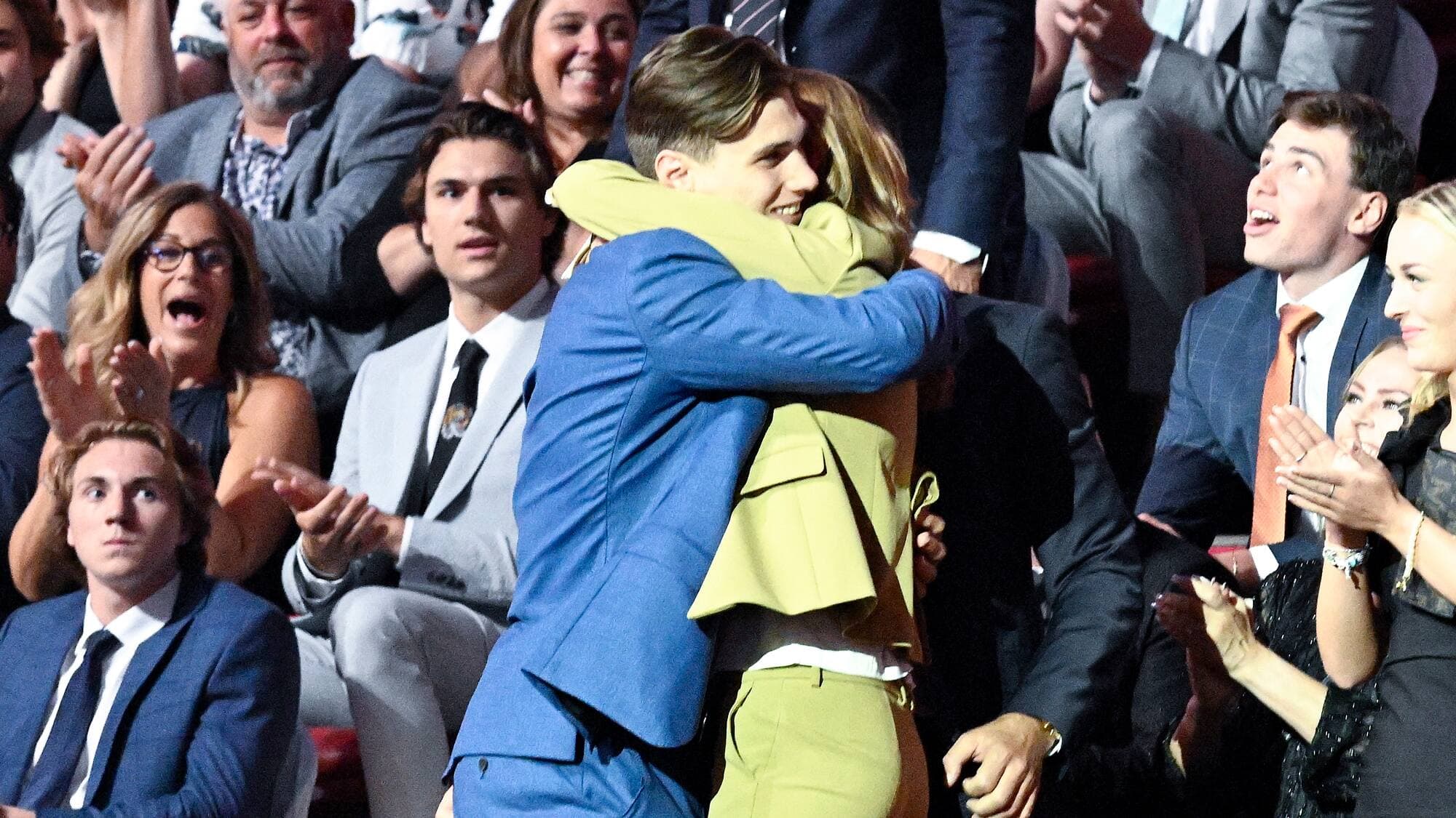Juraj Slafkovsky a rapidement célébré avec ses proches, sous le regard de Logan Cooley (en bas à gauche).