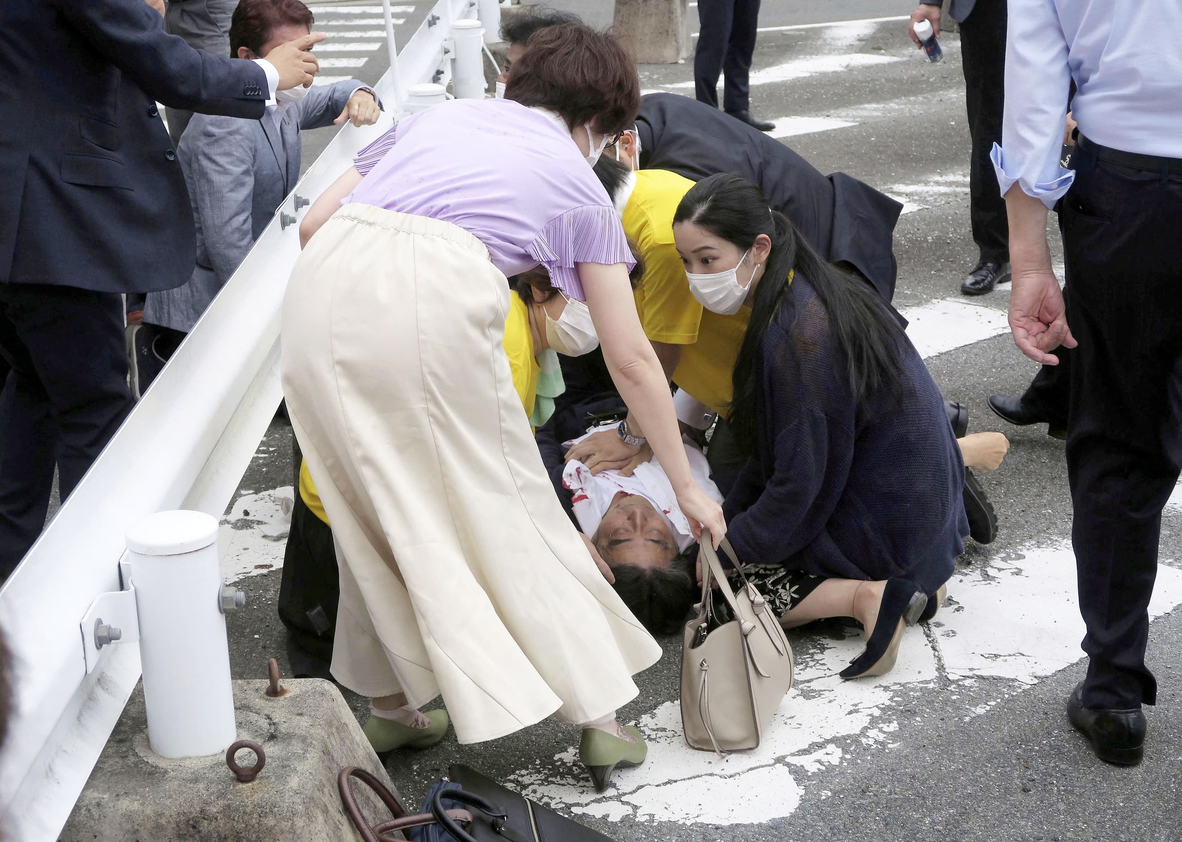 Shinzo Abe prononçait un discours lorsqu’il a été atteint au cou par balle. L’ancien premier ministre japonais s’est effondré, avant d’être transporté d’urgence à l’hôpital, où son décès a été constaté.
