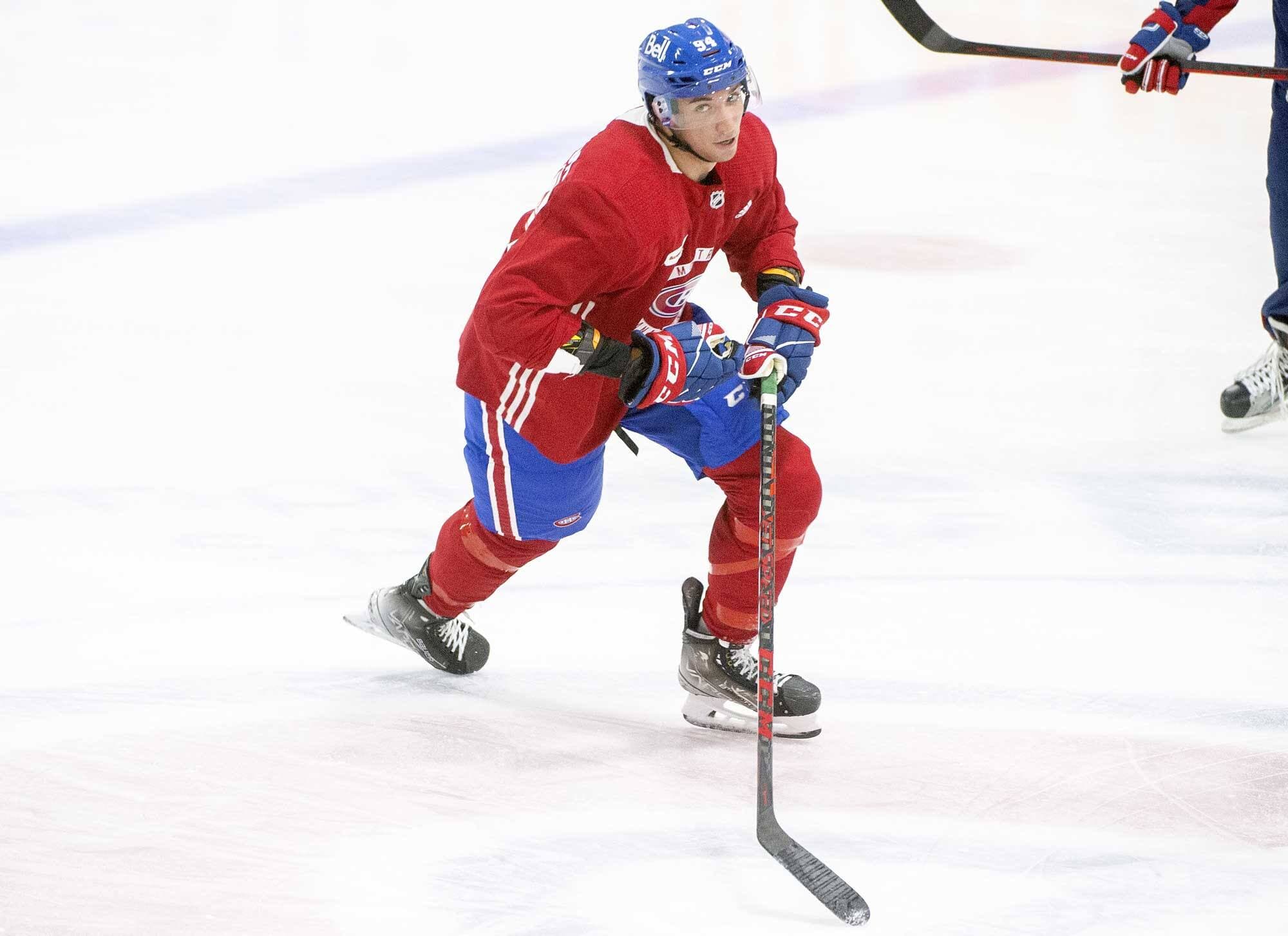Le défenseur Logan Mailloux a patiné dans l’uniforme du Canadien pour la première fois, lundi.