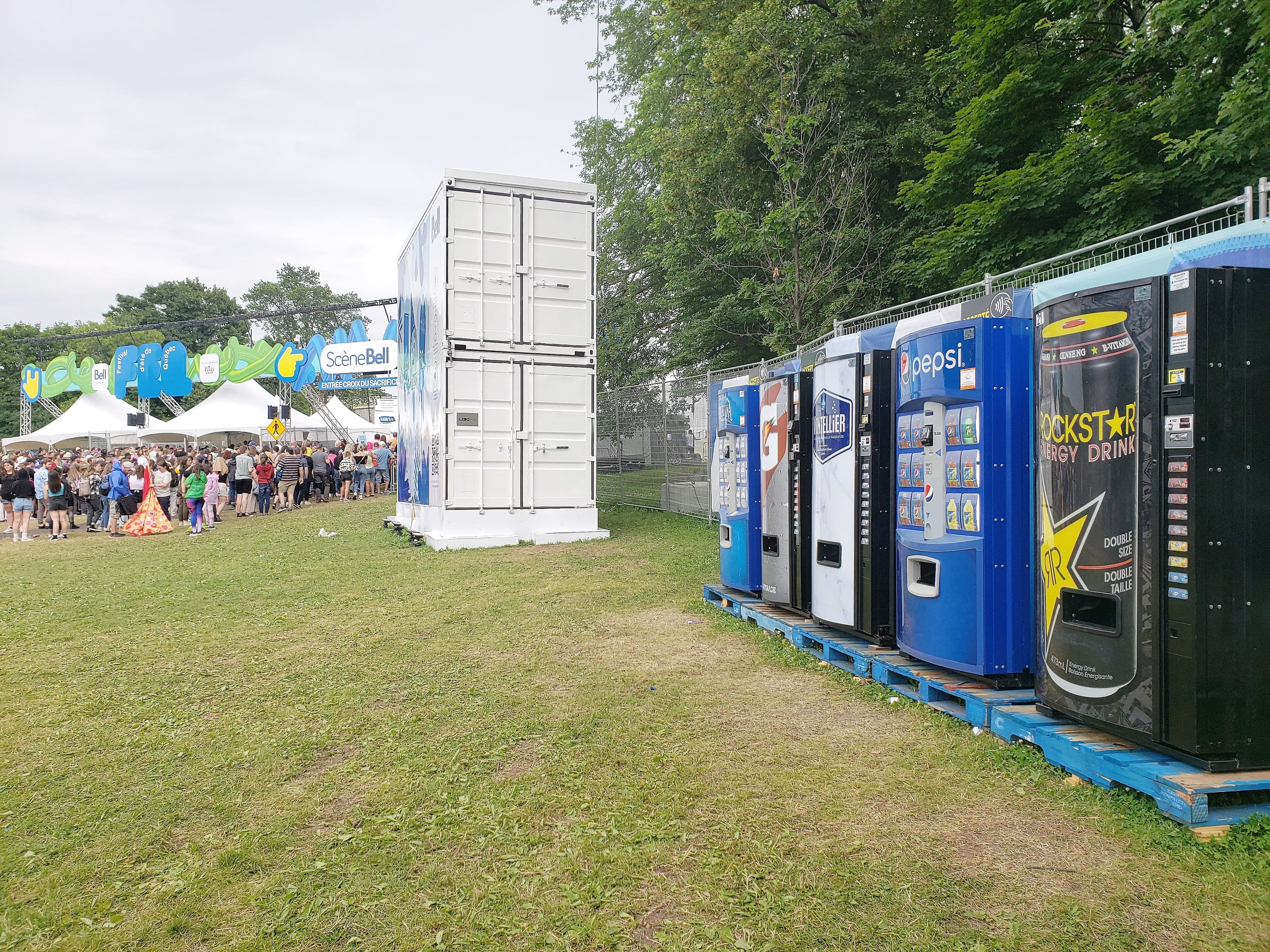 Des machines distributrices payantes sont accessibles à l’entrée du site des Plaines.