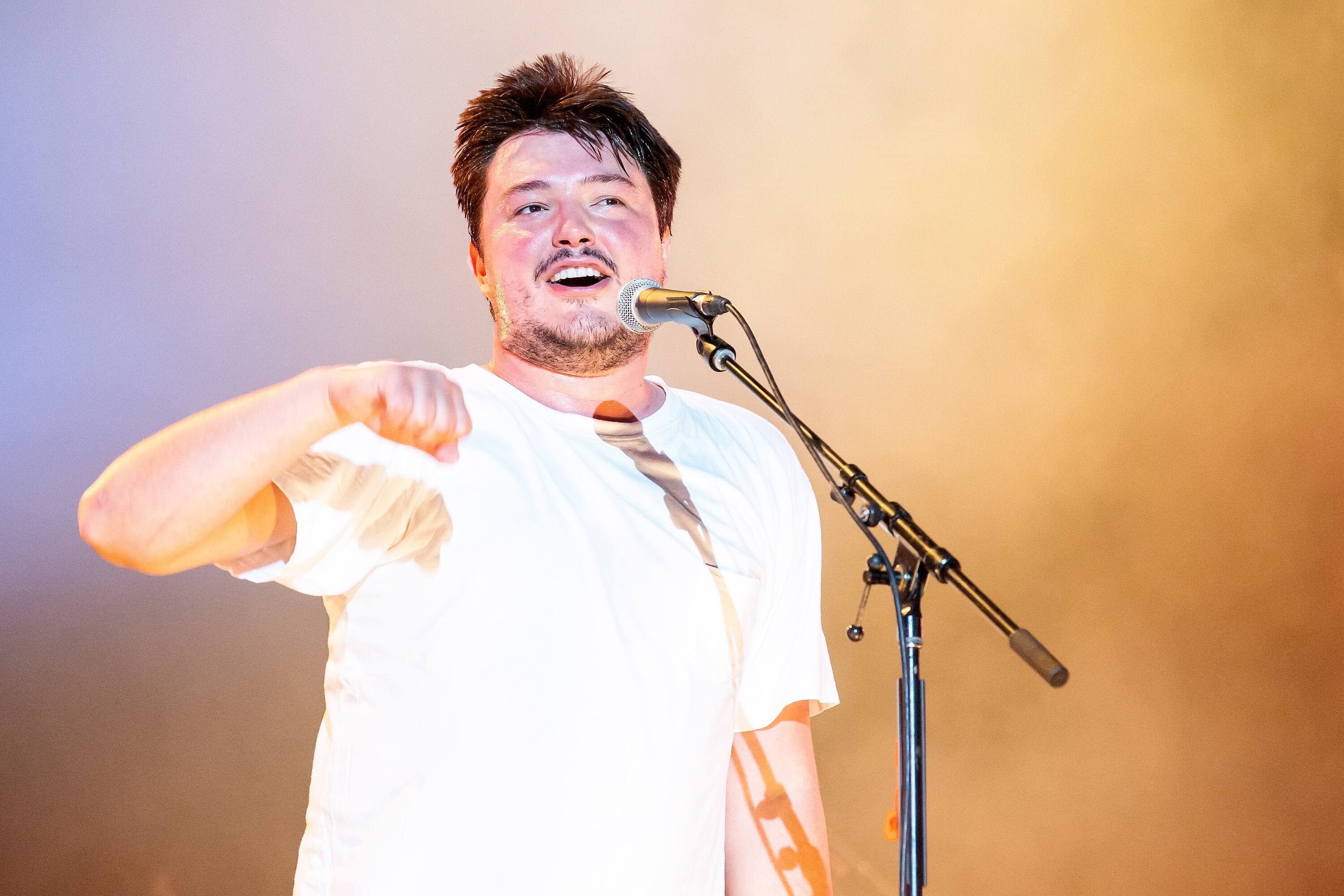 Le chanteur Émile Bilodeau a appelé au boycottage de l’établissement lors de son spectacle au Festival d’été de Québec, dimanche soir.