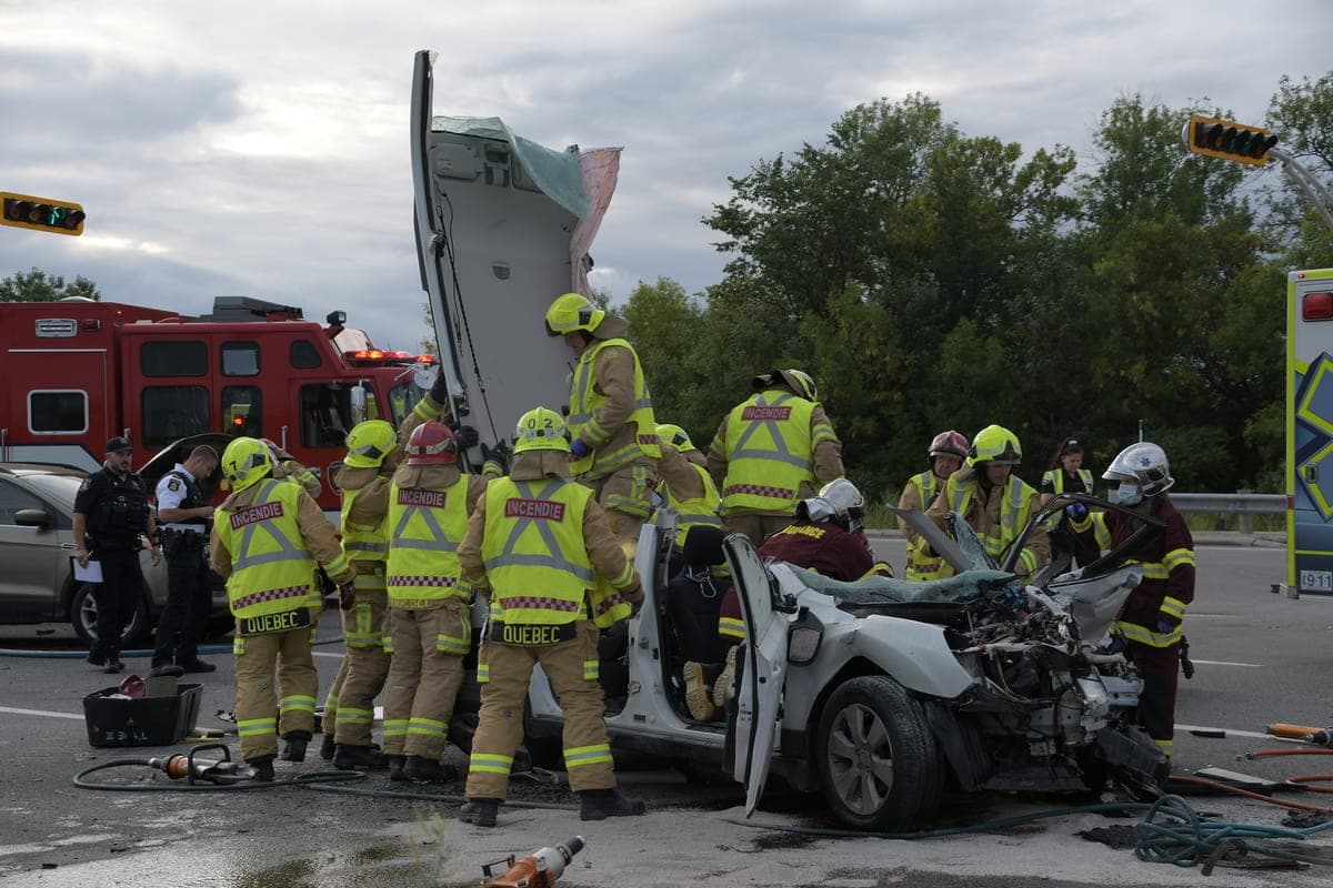 Le conducteur principal, qui serait à l’origine du drame, a été arrêté pour conduite avec facultés affaiblies. Selon la police, le suspect se trouvait dans la voiture blanche.