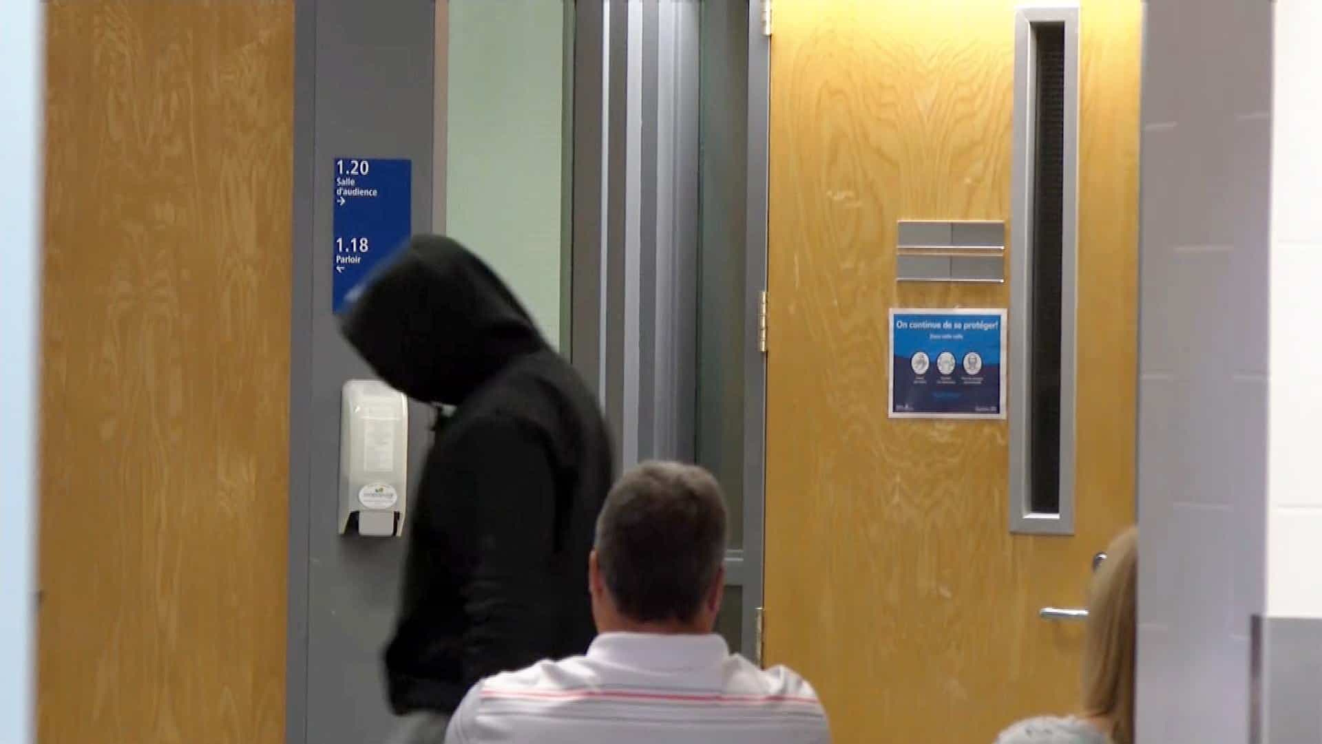 Capuchon sur la tête, Derick Pimparé a fui les médias lors de sa comparution au palais de justice de Joliette vendredi.