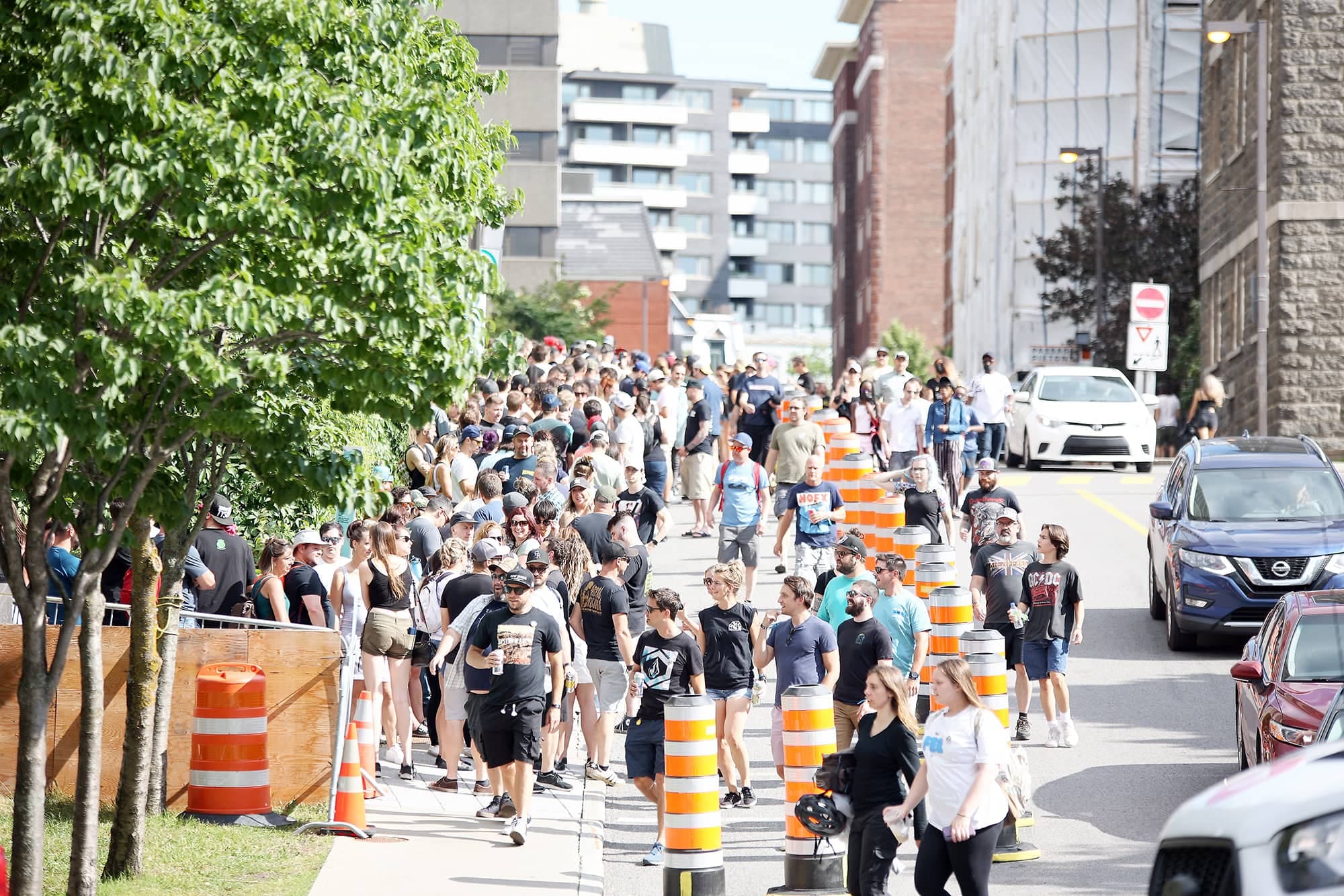 Les festivaliers étaient nombreux à faire la file pour voir Millencolin, Pennywise et Sum 41 au FEQ vendredi, et tous n’ont pas eu l’occasion d’assister au spectacle. En médaillon, le parc de la Francophonie s’est vite rempli pour cette grande soirée punk.